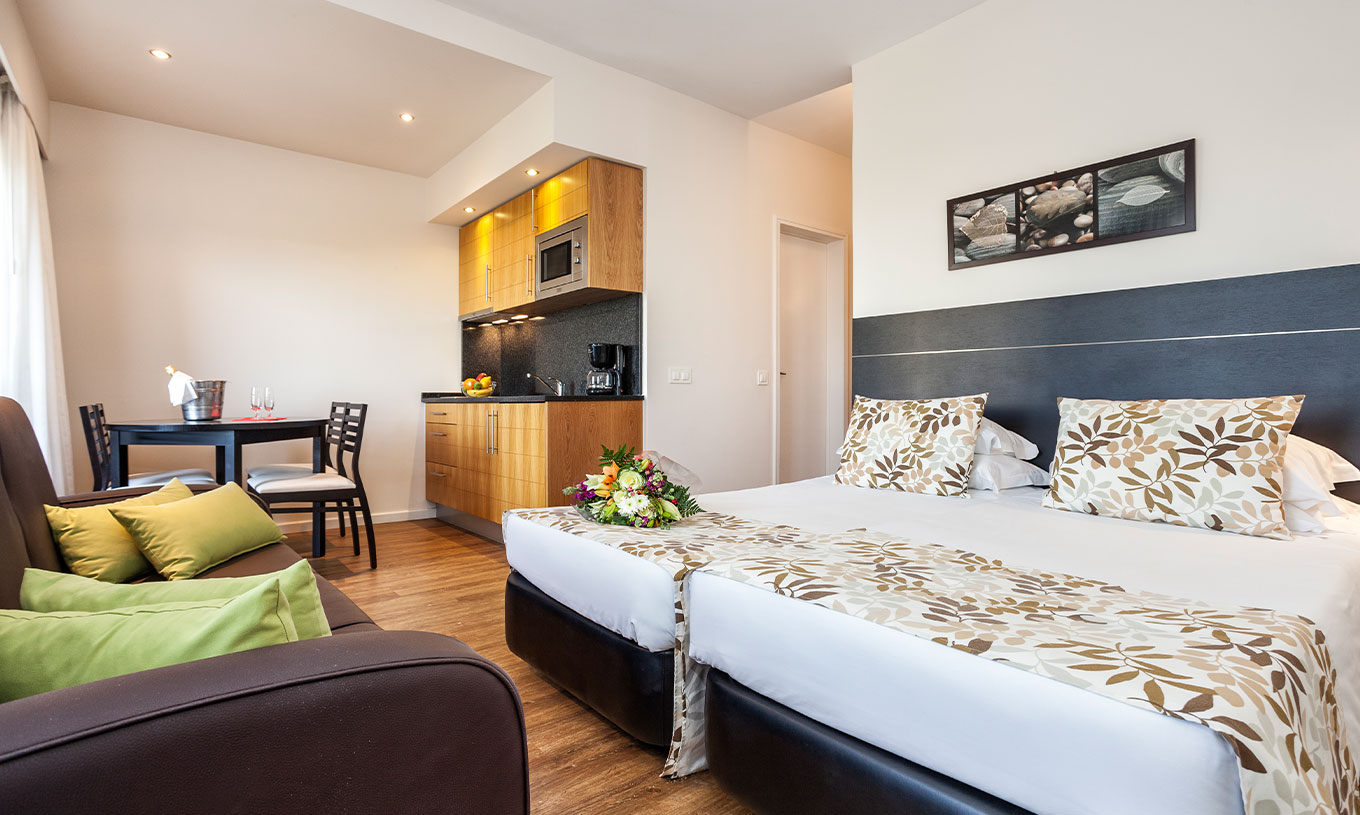 O Estúdio Vista Mar do Pestana Alvor Atlântico é um apartamento com cama, sofá, mesa e ainda uma kitchenette