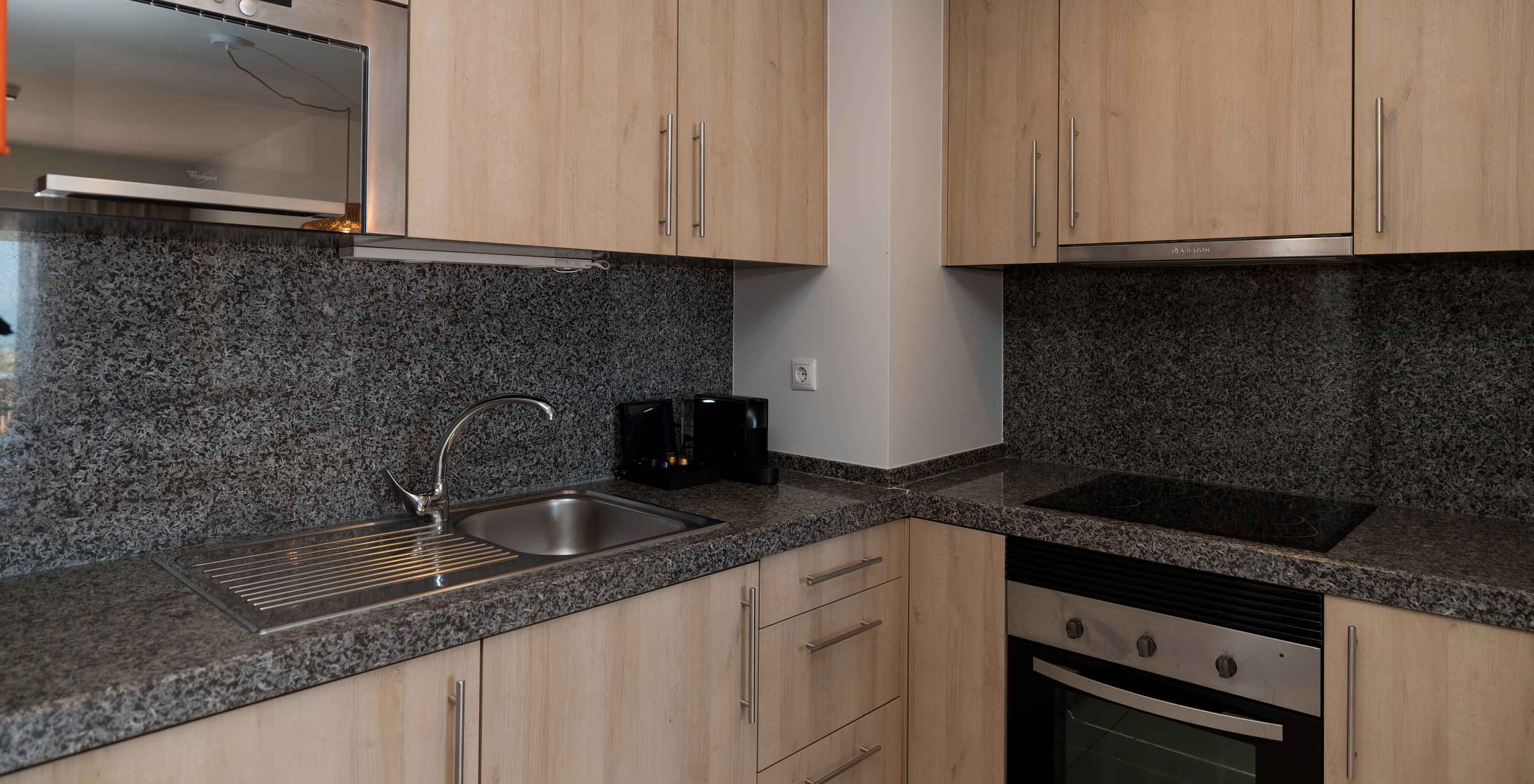 O Apartamento T1 Vista Mar do Pestana Alvor Beach Villas tem uma cozinha equipada com fogão, microondas e armários