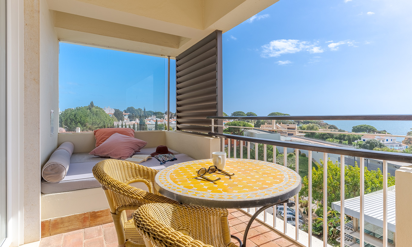 A Suite Vista Mar do Pestana Alvor Praia tem varanda com mesa, cadeiras e sofá com vista para o mar e a praia
