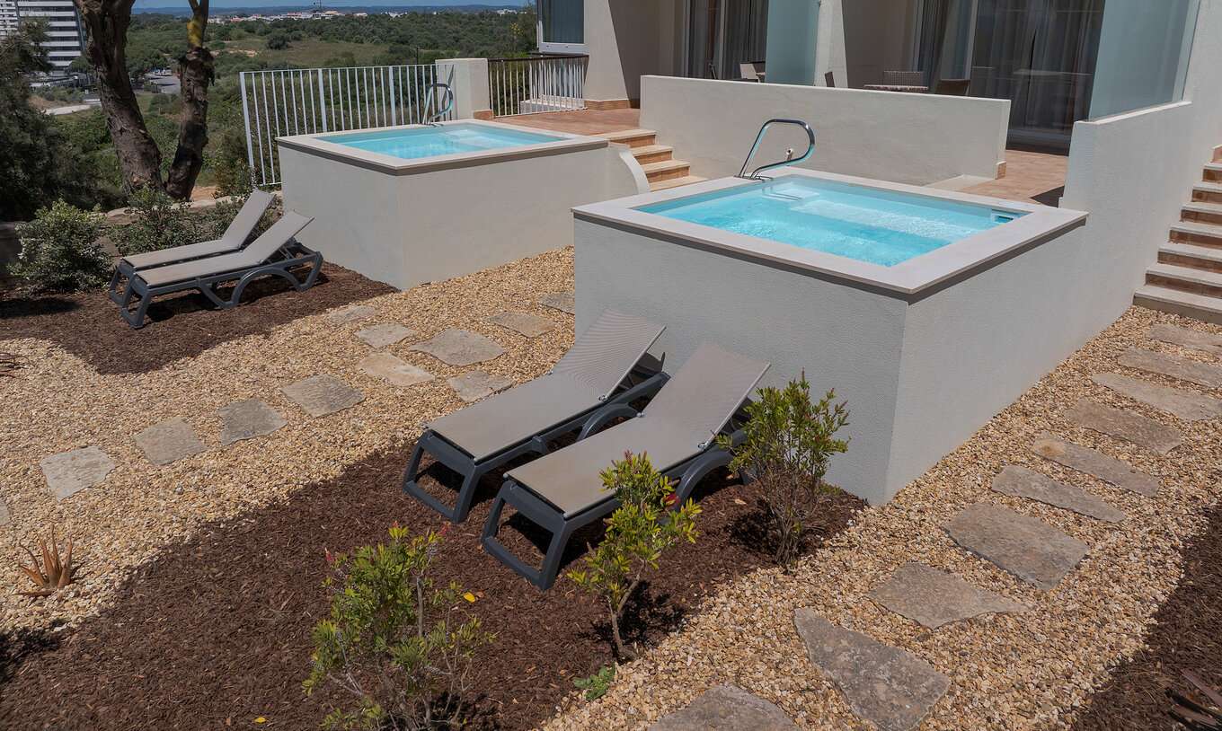 A Suite T1 Duplex Vista Mar com piscina de imersão privada do Pestana Alvor Praia tem varanda, piscina de imersão privada e espreguiçadeiras