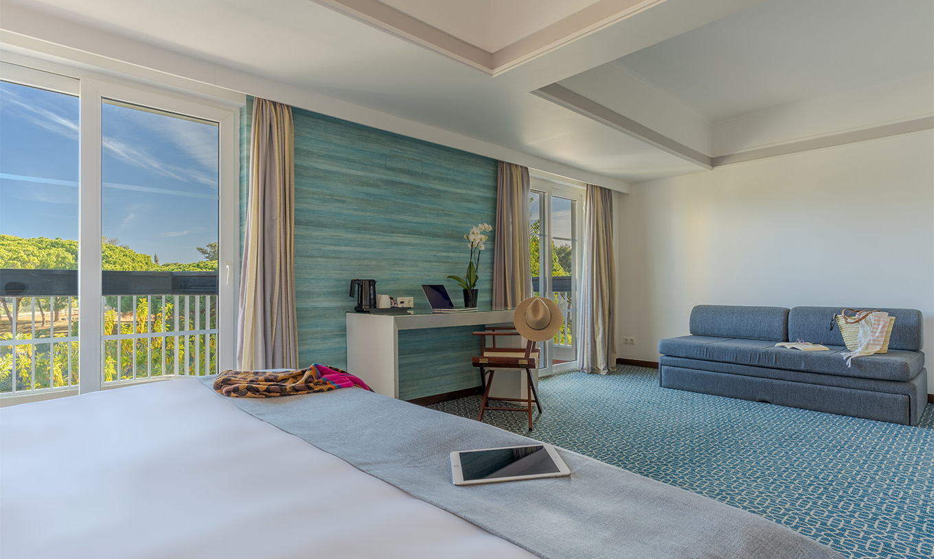 O Superior do Pestana Alvor Praia tem uma cama de casal, um sofá-cama, uma secretária de janelas grandes com vista jardim
