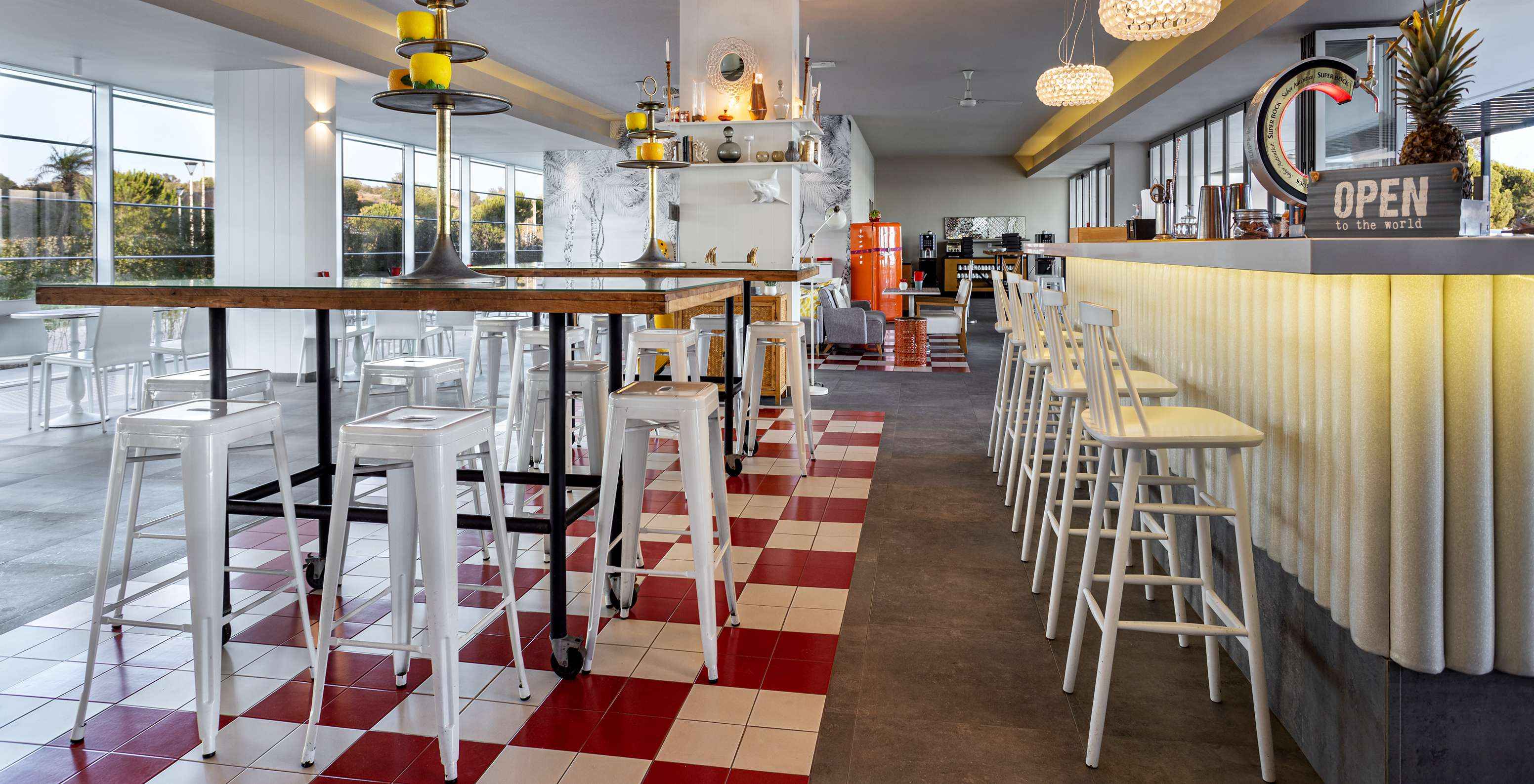 A zona interior do Bar Sunset é perfeito para relaxar abrigado do calor e desfrutar de sumos naturais e snack deliciosos