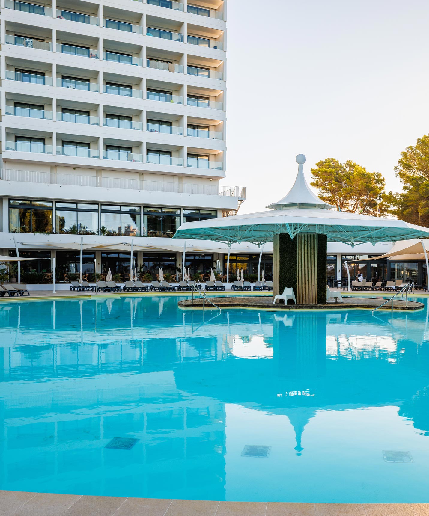 O Pestana Blue Alvor Beach, hotel 5 estrelas, tem três piscinas exteriores, para animação, tranquilidade ou só para crianças