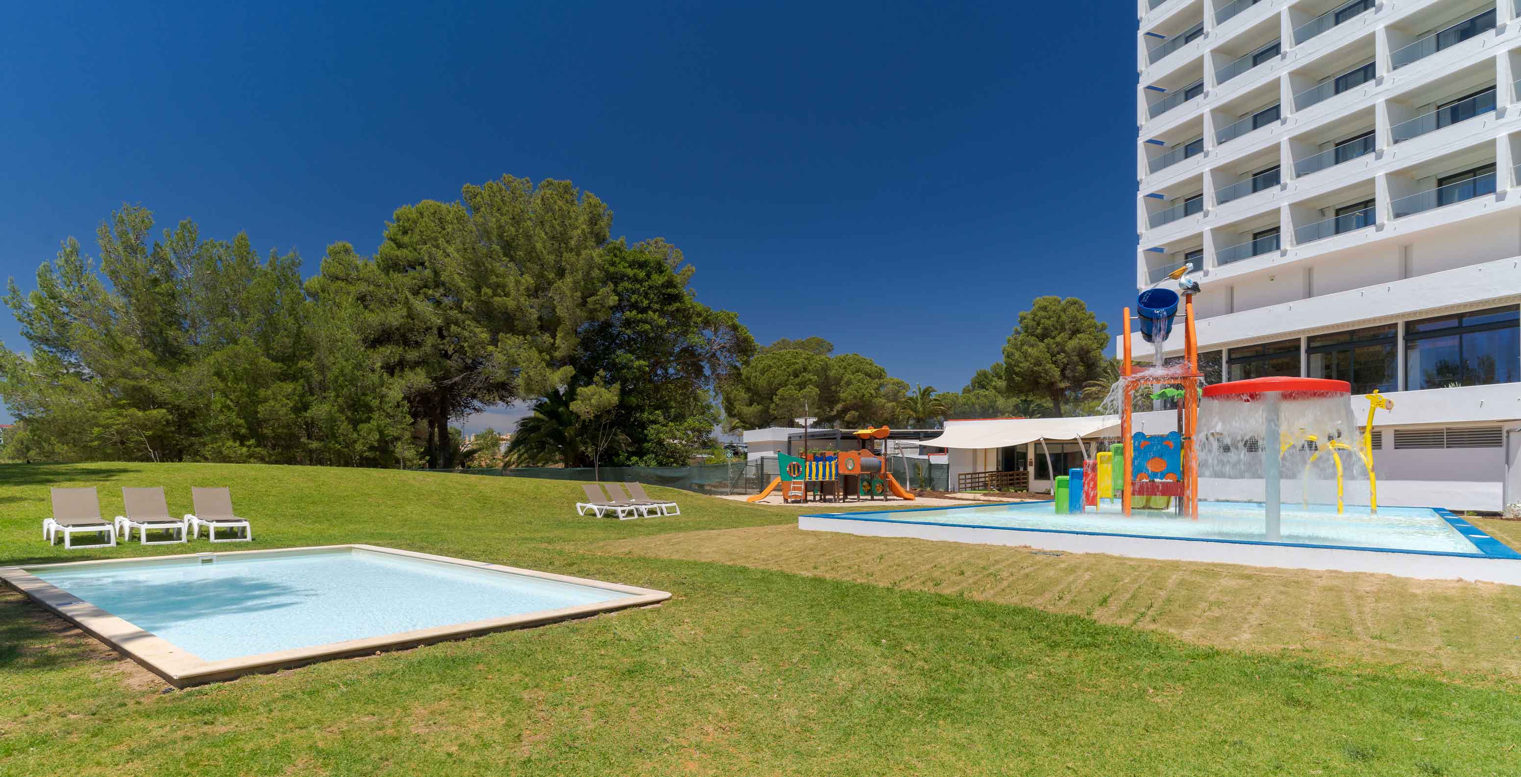 O Pestana Blue Alvor Beach, hotel 5 estrelas com piscina e perto da praia, tem duas piscina infatis com várias diversões.