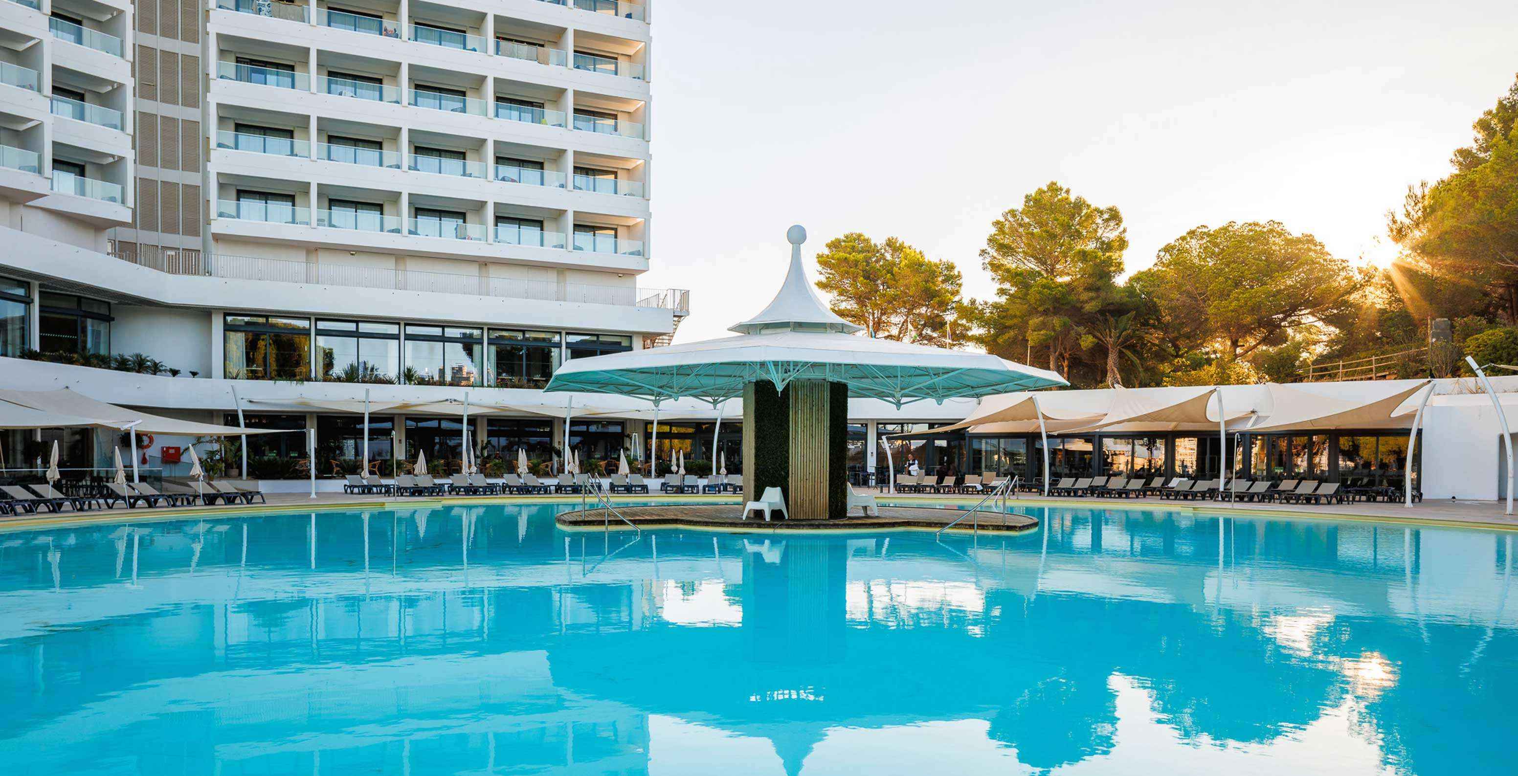 O Pestana Blue Alvor Beach é um hotel 5 estrelas perto da praia e tem três piscinas exteriores com várias espreguiçadeiras