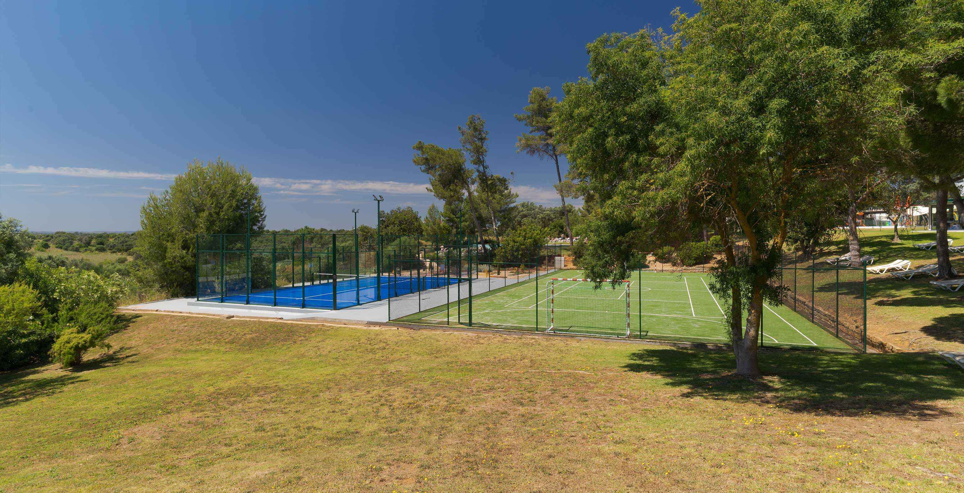 O Pestana Blue Alvor Beach é um hotel 5 estrelas com piscina e perto da praia e tem dois campos para praticar desporto