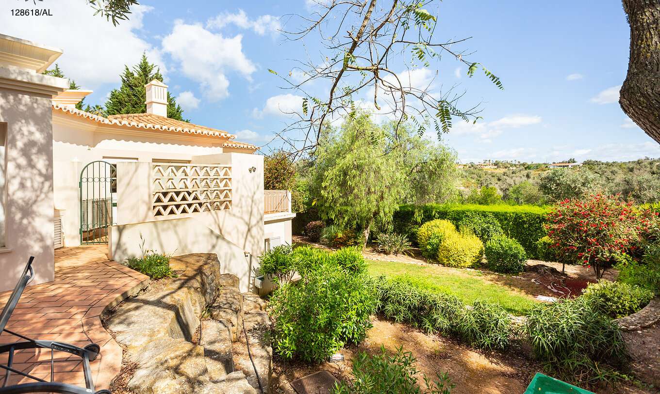 A Moradia V3 Superior do Pestana Carvoeiro Golfe tem um pátio exterior com relva e árvores à volta 