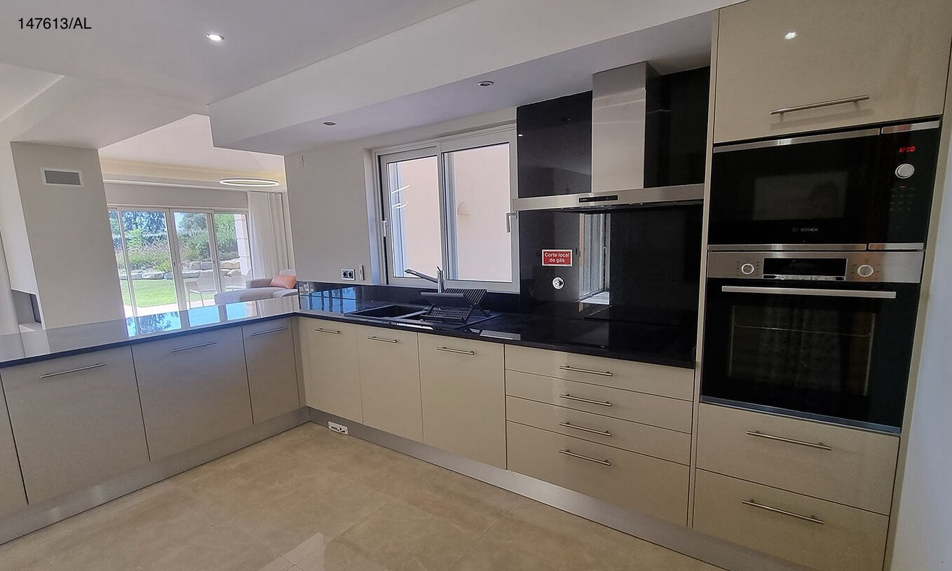 A Moradia V5 Superior do Pestana Carvoeiro Golfe tem uma cozinha moderna equipada com eletrodomésticos