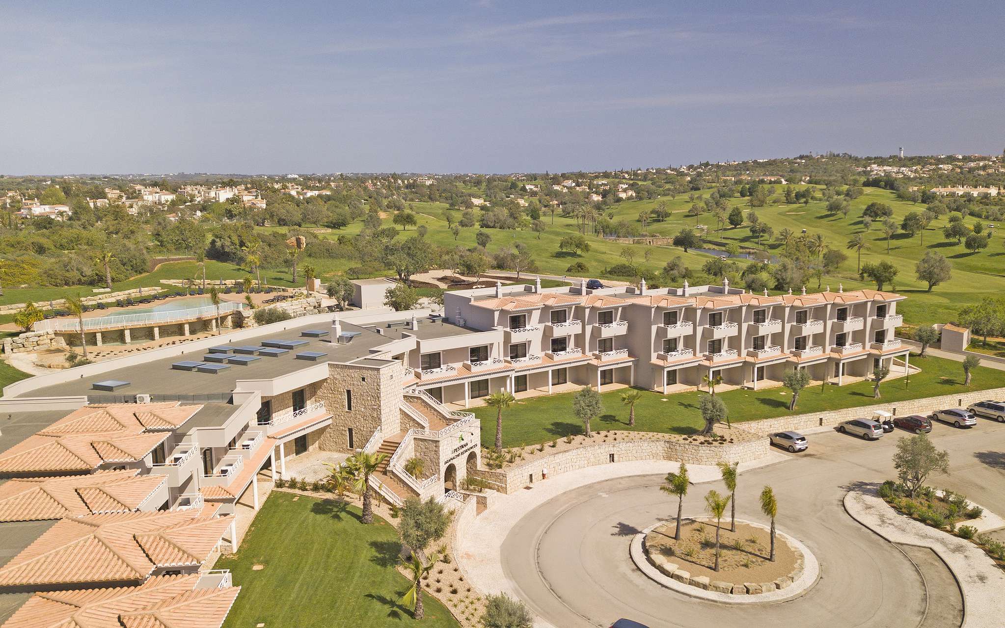 Vista exterior para edifício do Pestana Gramacho Residences, um hotel 4 Estrelas para Famílias no Algarve