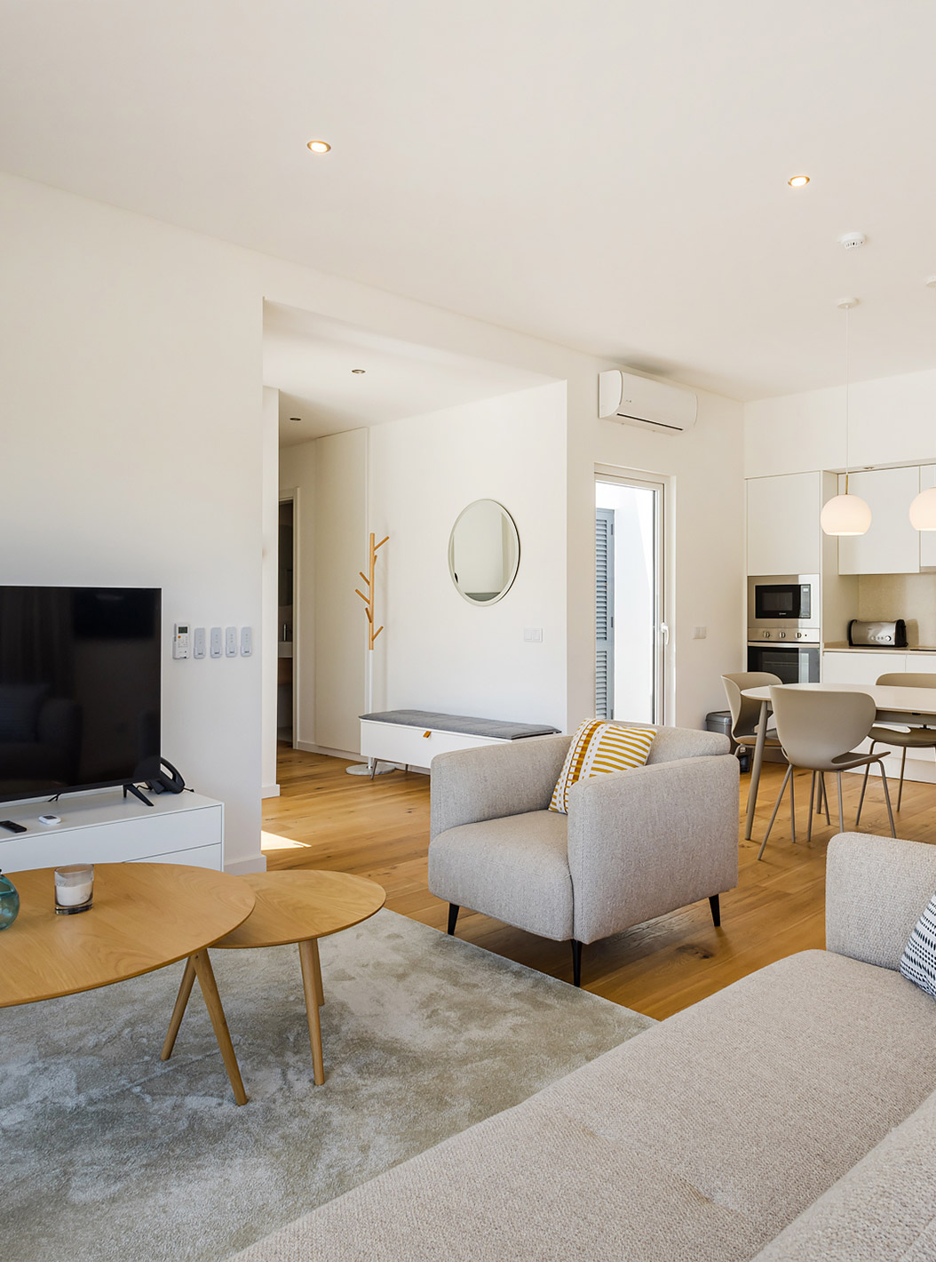 A Premium Villa 3 Bedroom - 6 Adults do Pestana Valley Nature Village tem uma mesa de jantar, um sofá e uma televisão