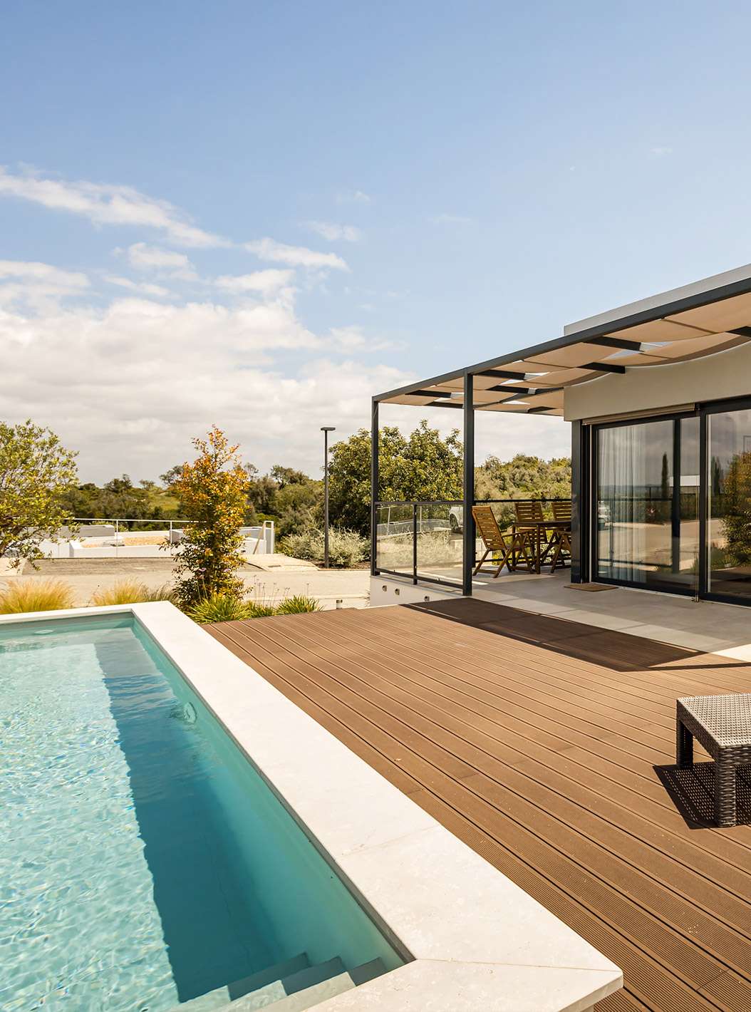 A Premium Villa 3 Bedroom - 6 Adults do Pestana Valley Nature Village tem um terraço com piscina e uma pérgola