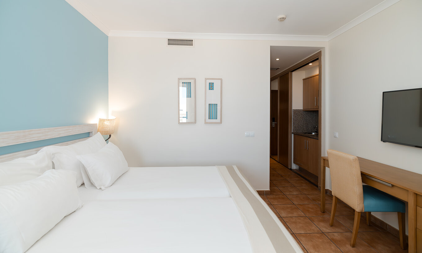 O Deluxe Vista Mar Lateral do Pestana Viking tem duas camas, uma televisão e uma pequena cozinha