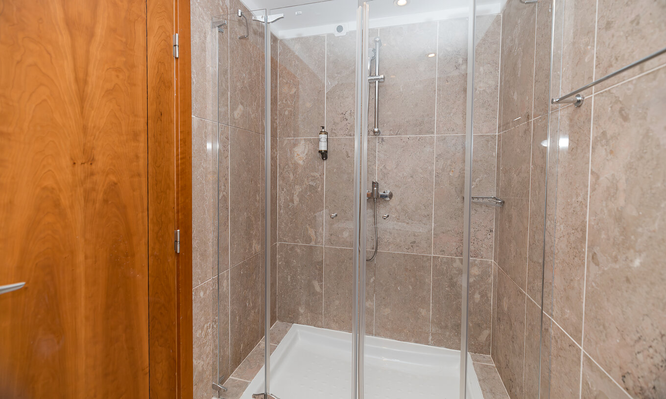 A Suite T2 do Pestana Viking tem uma casa de banho com duche, com gel de banho