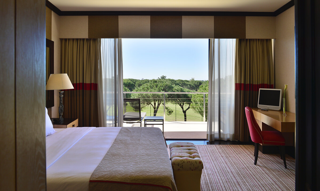 A Suite Presidencial do Pestana Vila Sol - Vilamoura tem uma cama, secretária e uma varanda com vista para o jardim