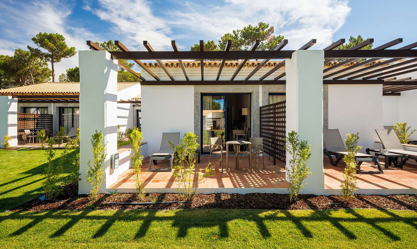 O Superior Vista Jardim do Pestana Vila Sol - Vilamoura tem uma varanda espaçosa com vista para o jardim