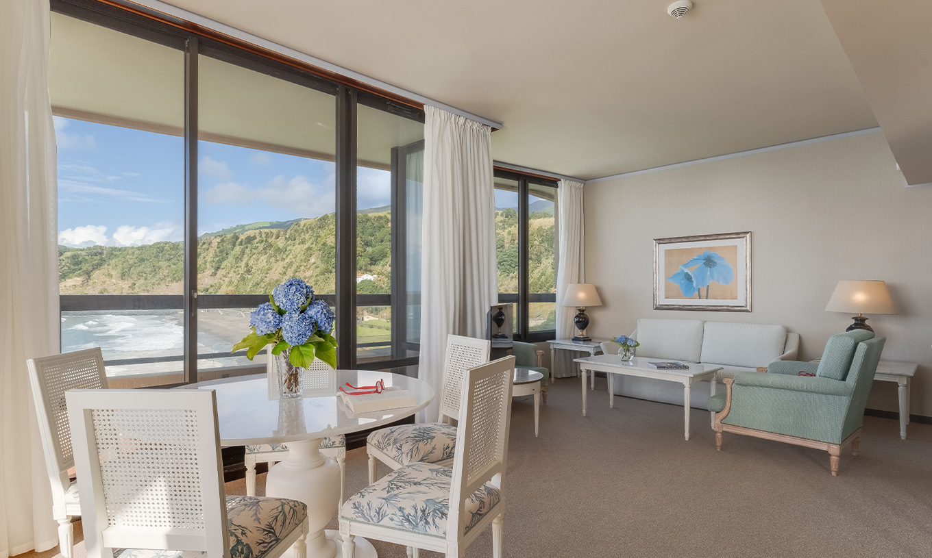 A Suite do Pestana Bahia Praia tem uma sala com vista para a praia ao lado do hotel e para a paisagem verde