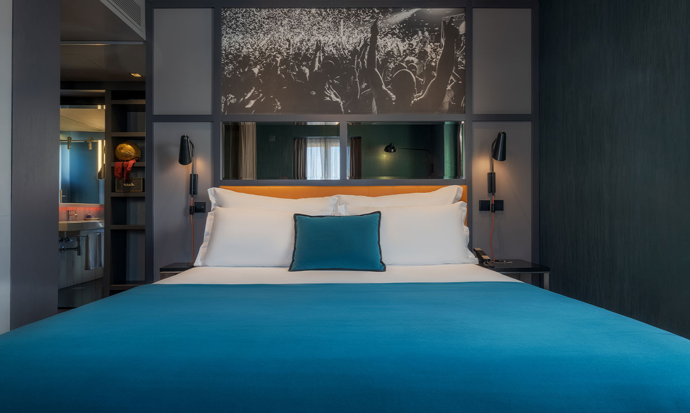 O CR7 Superior Corner do Pestana CR7 Lisboa tem uma cama de casal e um espelho por cima da cama