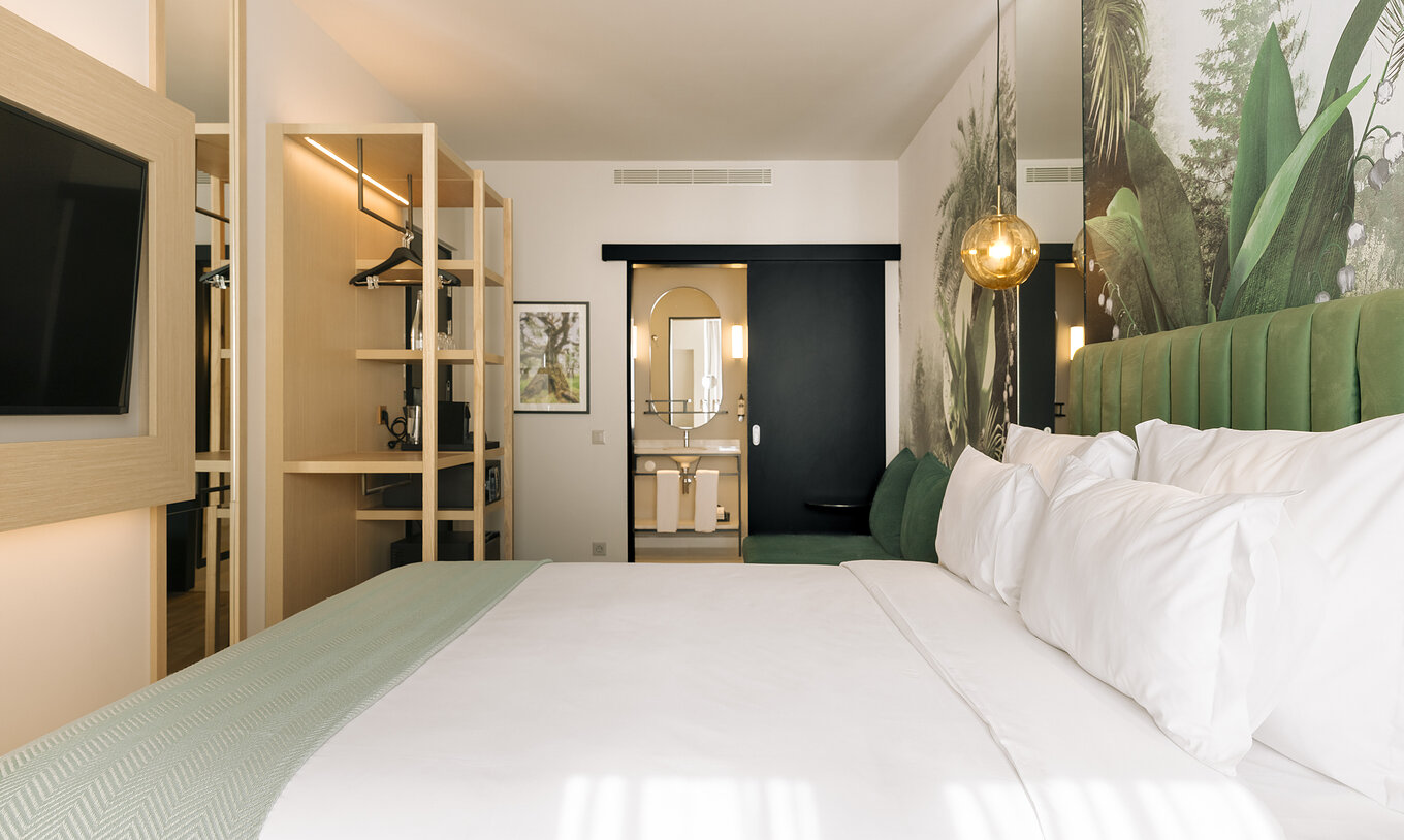 O Superior Plus do Pestana Rua Augusta Lisboa tem uma cama de casal, televisão, armário aberto e casa de banho com lavatório