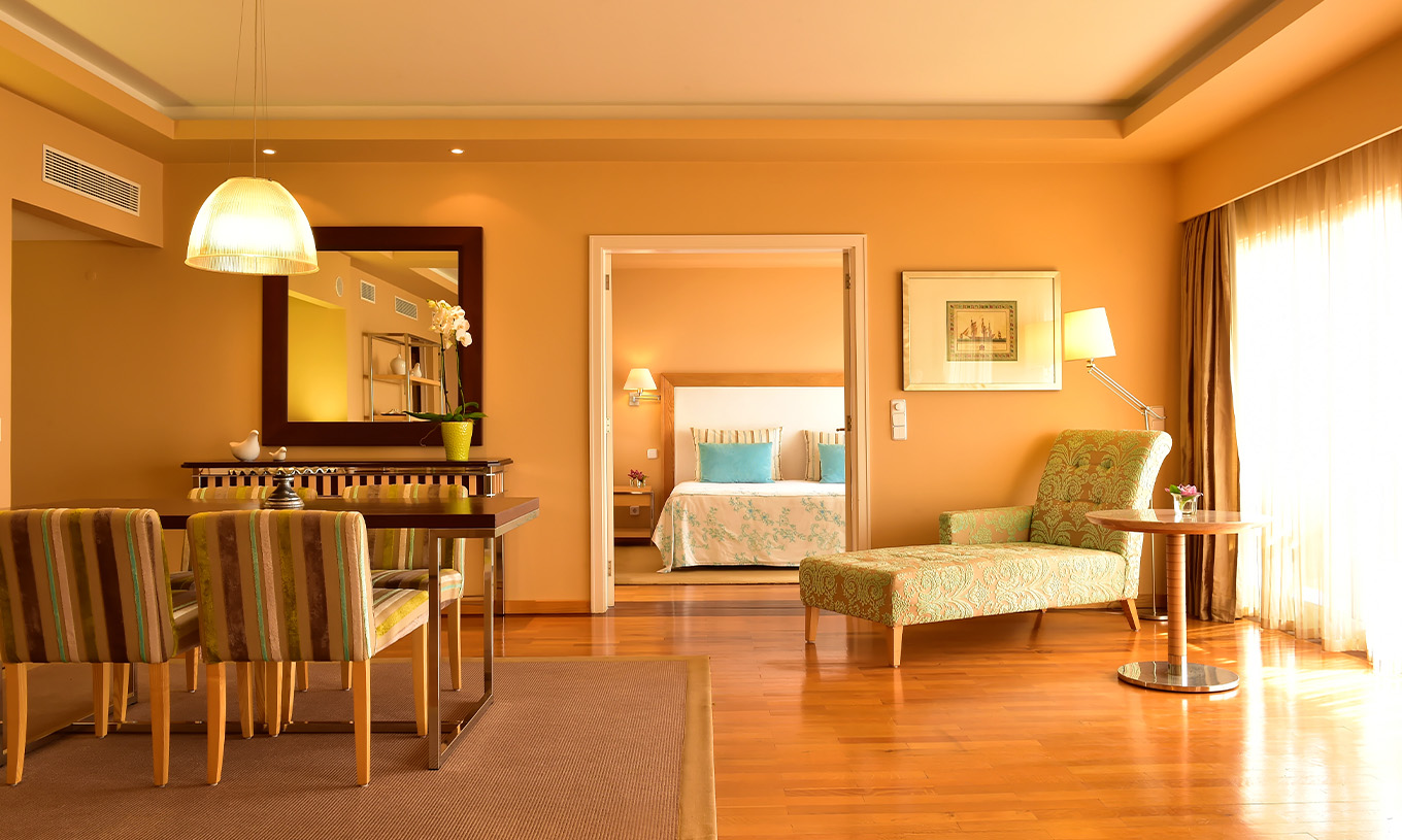A Suite Presidencial do Pestana Carlton Madeira tem uma área ampla com zona de jantar, uma chaise longue e cama de casal