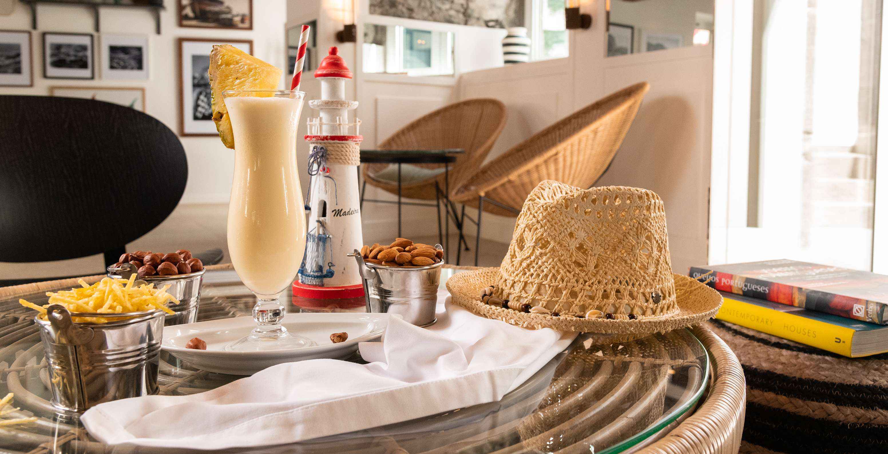 Mesa do restaurante do Hotel Boutique no Centro Histórico de Câmara de Lobos, com batatas fritas, frutos secos e um batido