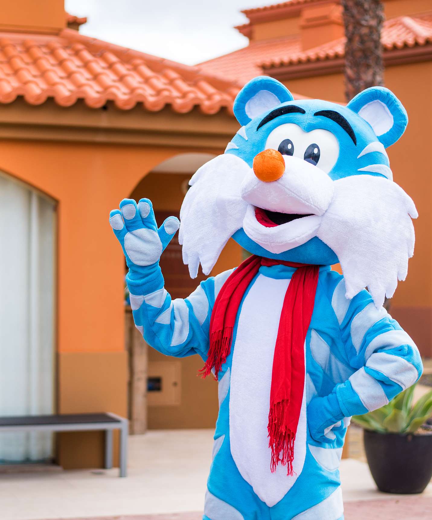 Kids club no Hotel com Tudo Incluído e Spa no Porto Santo, com uma mascote azul e branca chamada "Pestaninha"