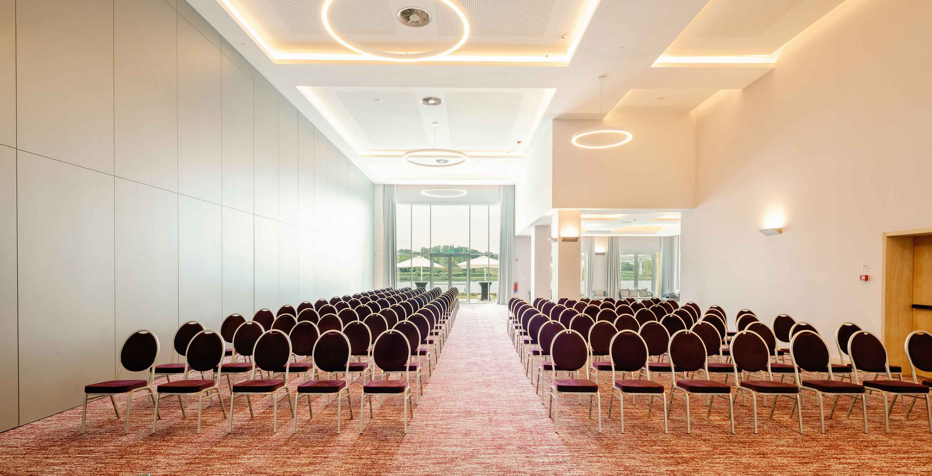 Sala Douro I com cadeiras e grandes janelas no Pestana Douro Riverside, Hotel com Piscina em Frente ao Rio Douro