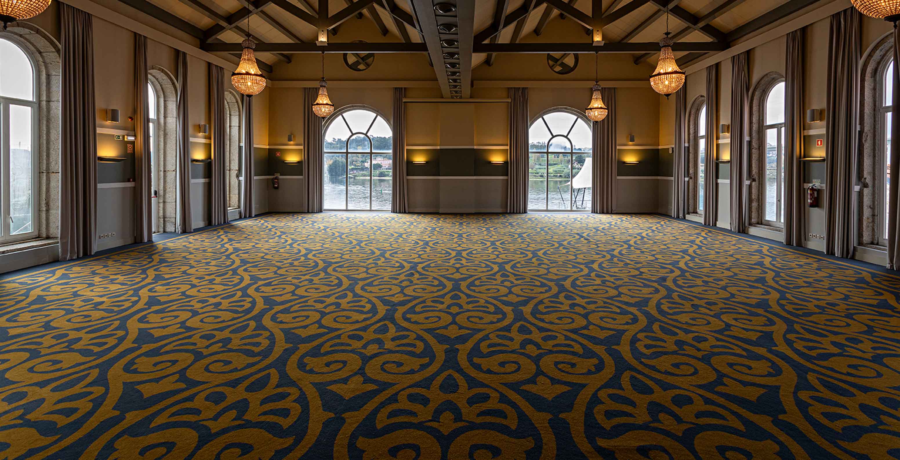 Sala de eventos Douro com um espaço amplo e grandes janelas no Pestana Palácio do Freixo, Hotel Histórico à Beira do Rio Douro