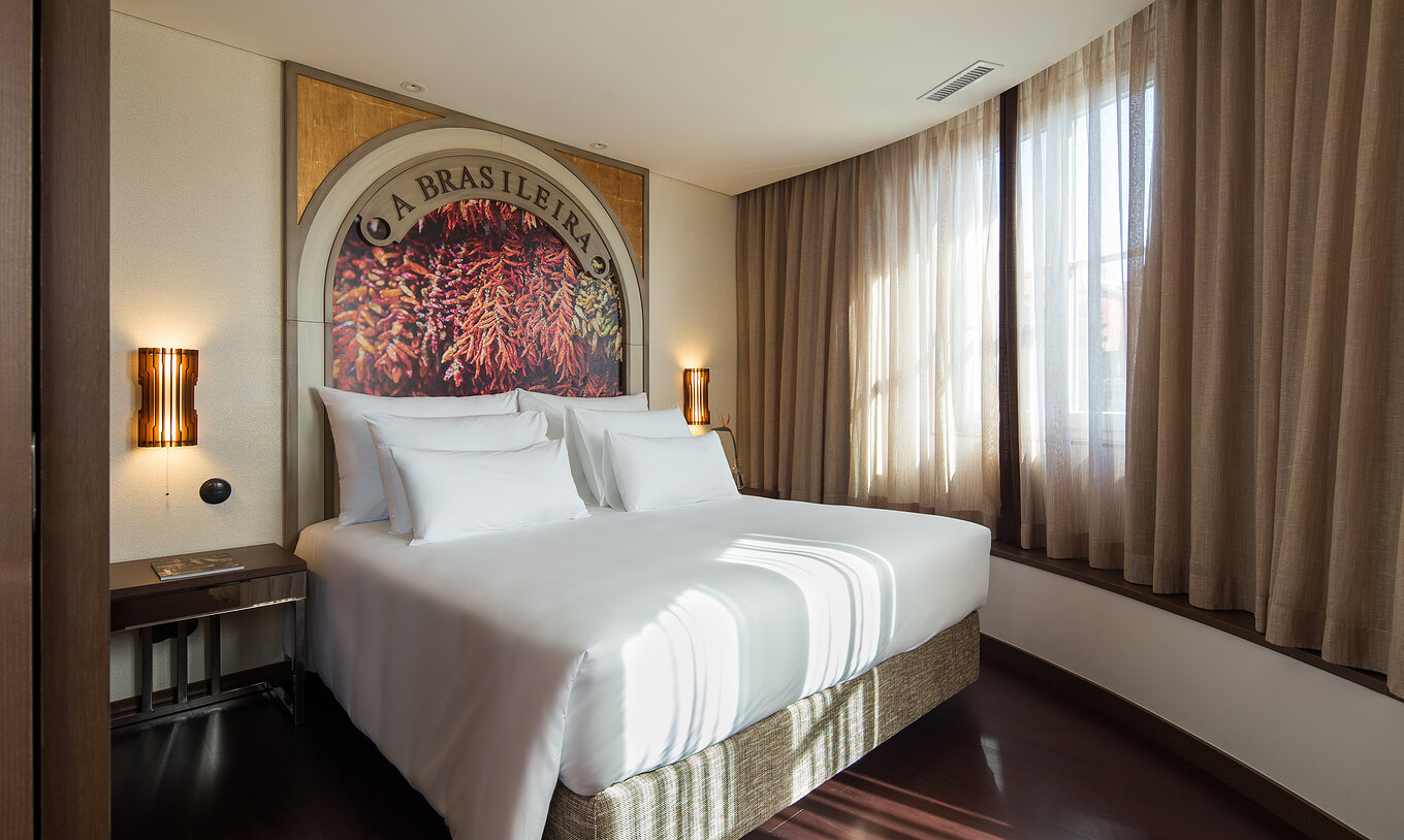 A Master Suite do Pestana Porto - A Brasileira tem uma cama casal queen size com vista ampla para a Rua Sá da Bandeira