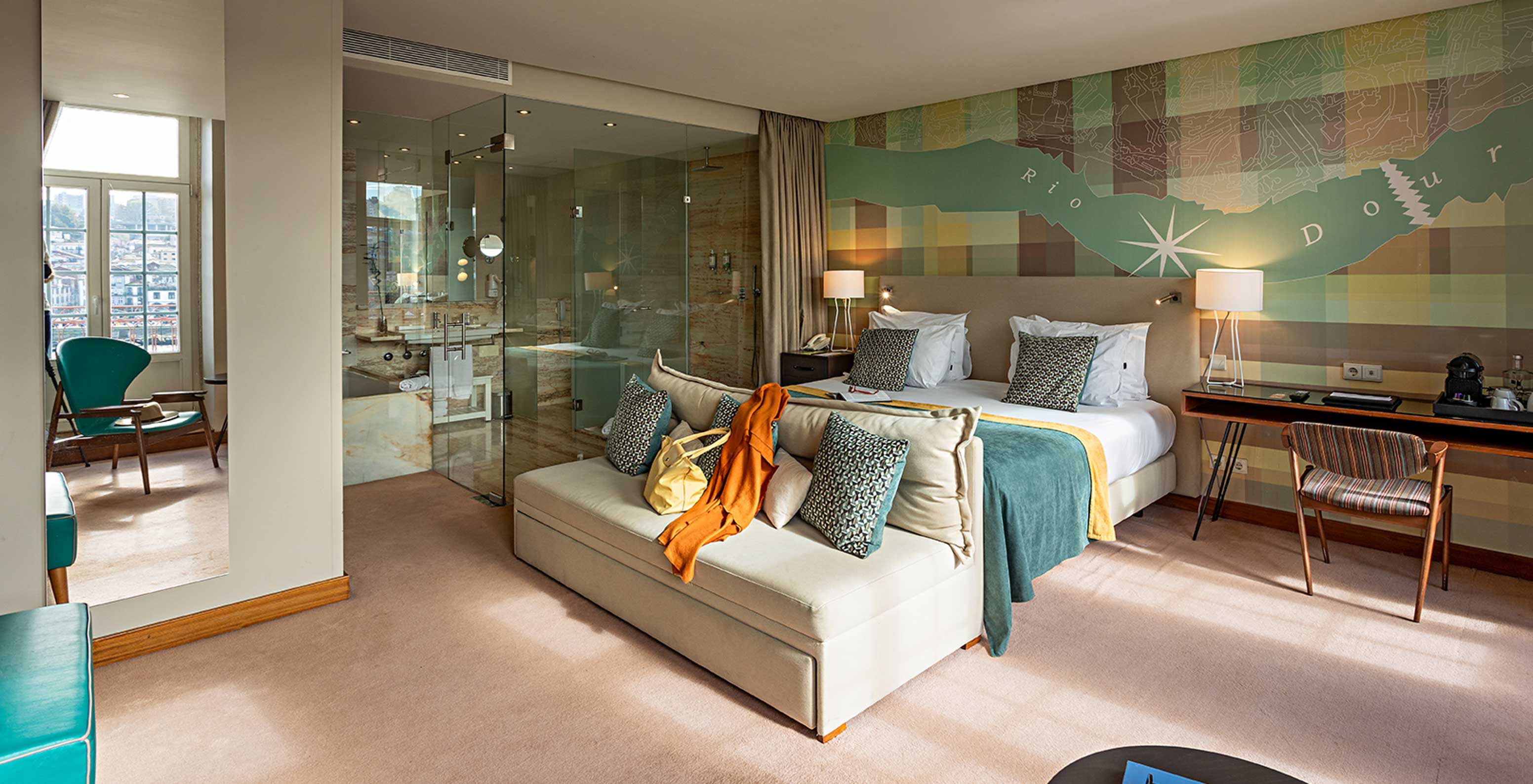 O Vintage Grand View Balcony do Pestana Vintage Porto tem uma cama de casal, um sofá, uma secretária e um espelho