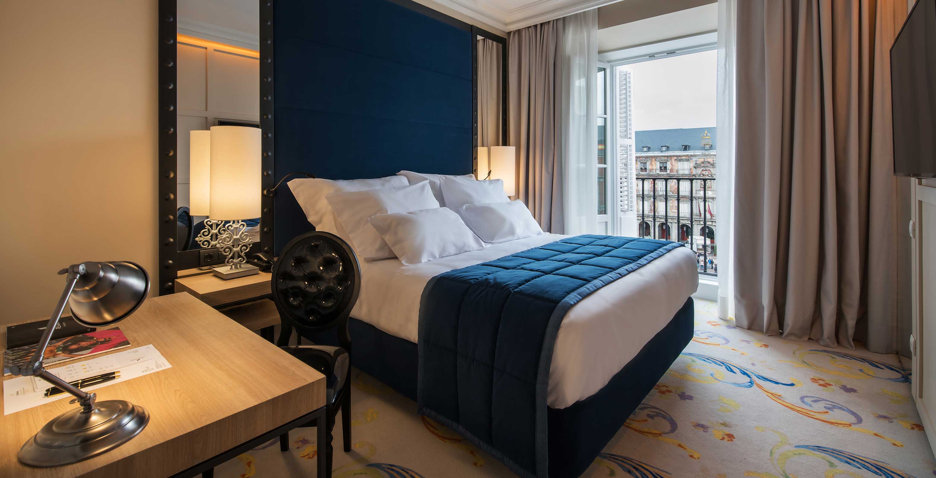 O Superior Plaza Mayor do Pestana Plaza Mayor Madrid tem uma cama, um candeeiro na mesa de cabeceira e uma janela