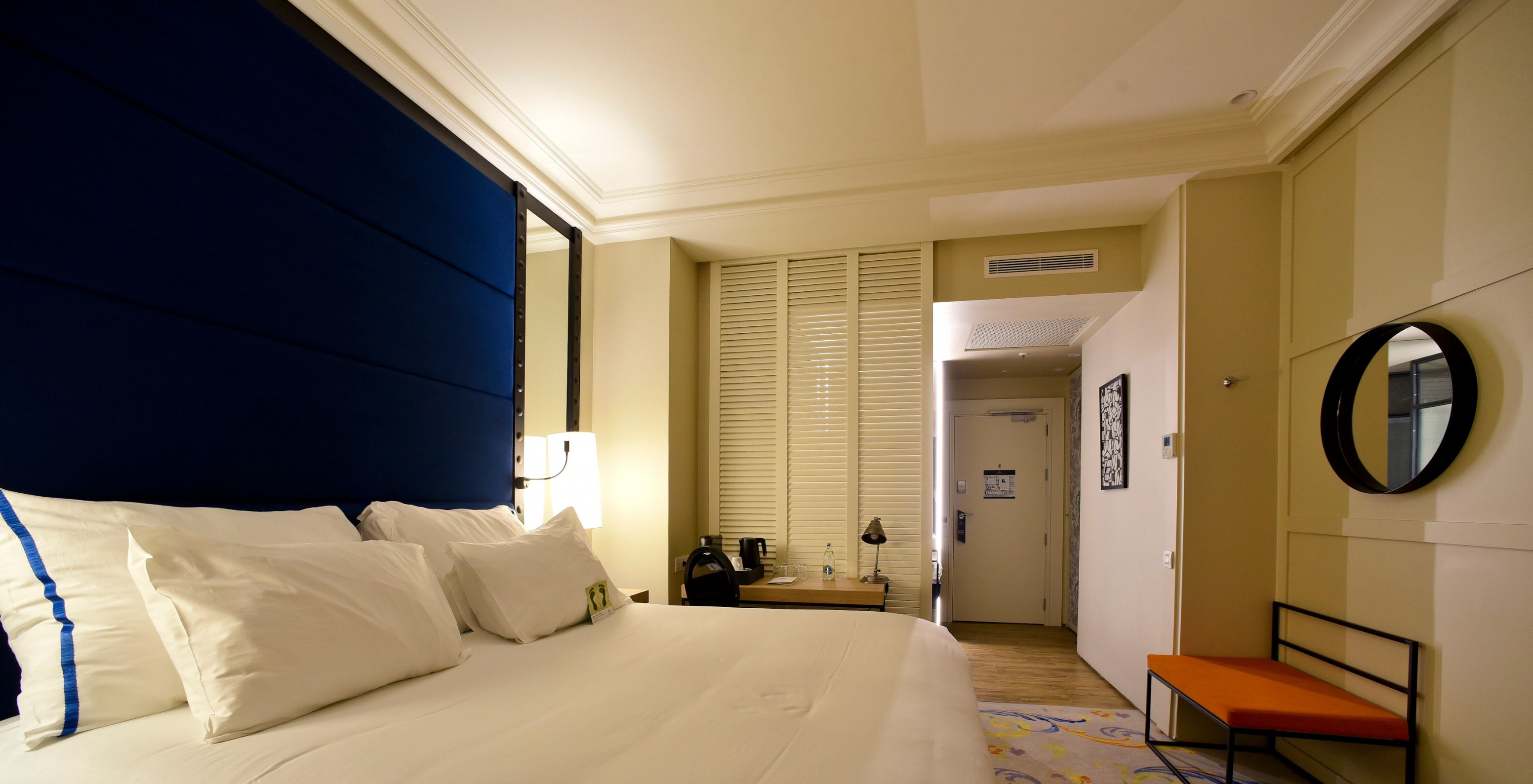 O Quarto Superior Plus doPestana Collection Plaza Mayor tem uma cama de casal com um candeeiro e tapete