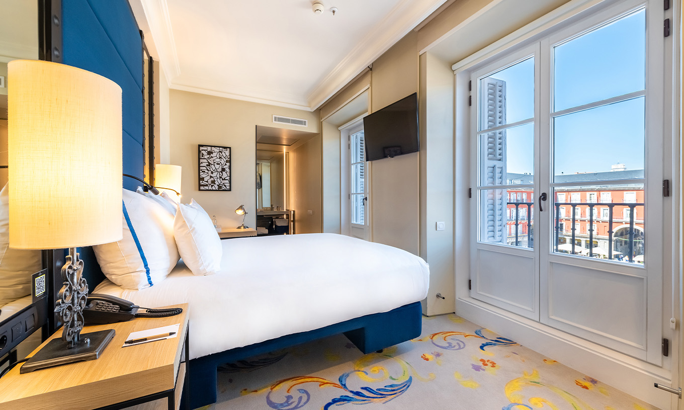 O Deluxe Grand Plaza Mayor do Pestana Plaza Mayor Madrid tem uma cama de casal e uma janela com vista para a Plaza Mayor