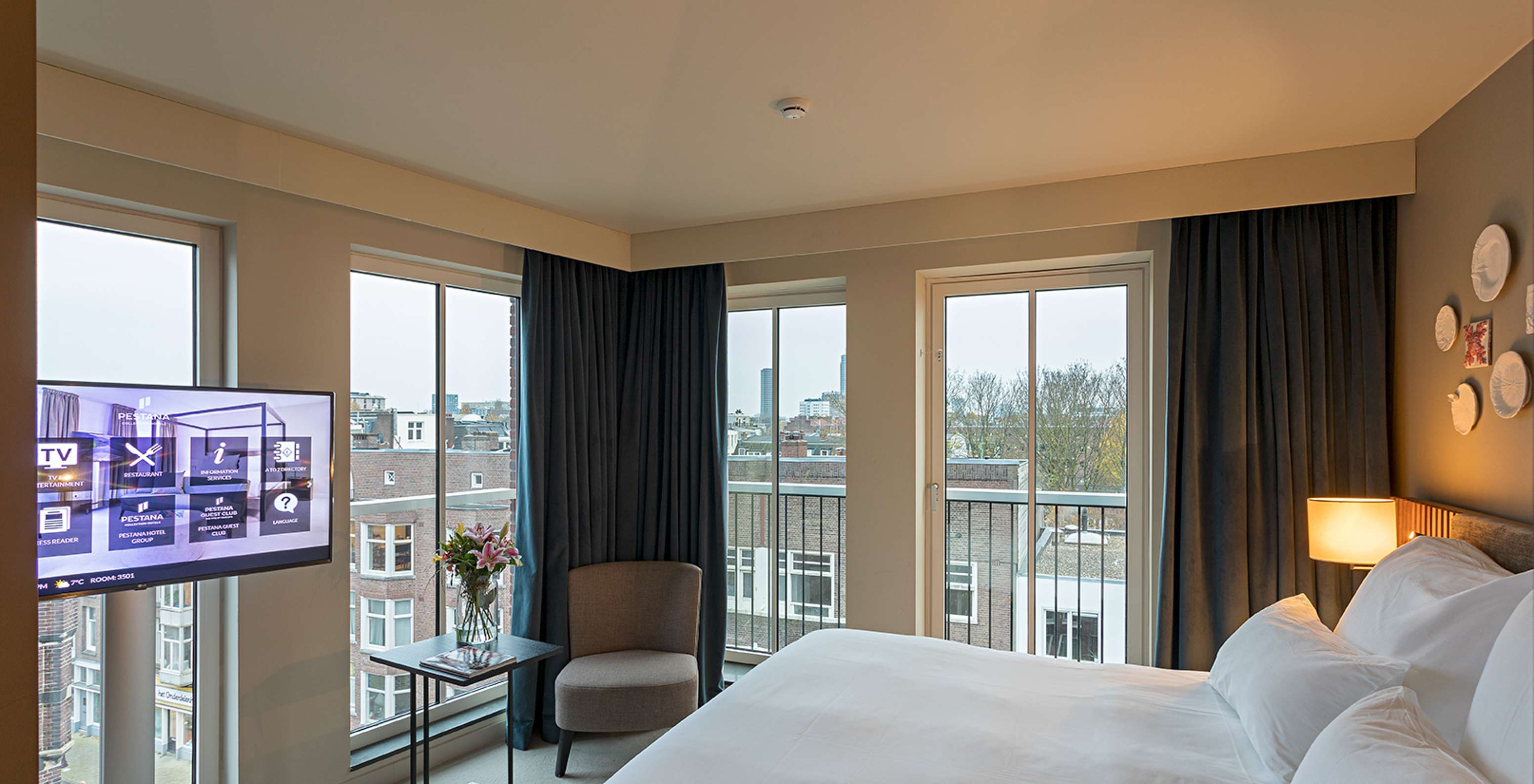 O Estúdio Clássico do Pestana Amsterdam Riverside tem uma cama de casal, um candeeiro e janelas com vista para a rua