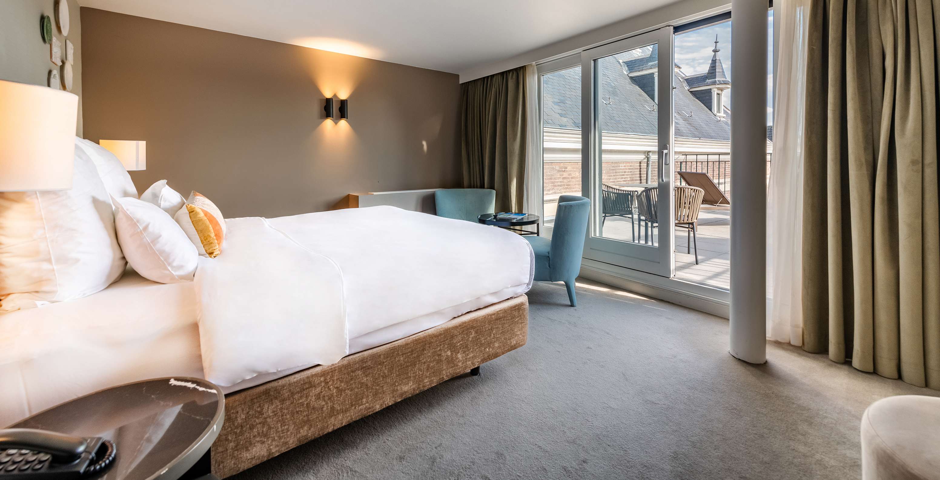 O quarto Superior com Terraço do Pestana Amsterdam Riverside tem uma cama de casal com vista para a varanda, e dois cadeirões