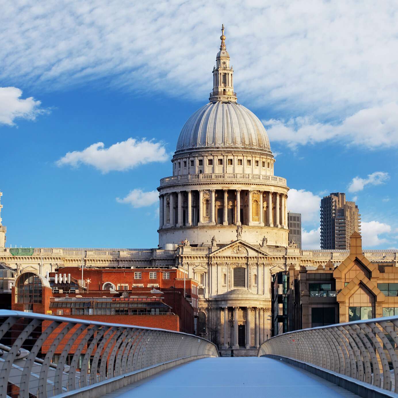Fique num hotel Pestana e explore os icónicos edifícios históricos de Londres, no Reino Unido, como a Catedral de São Paulo