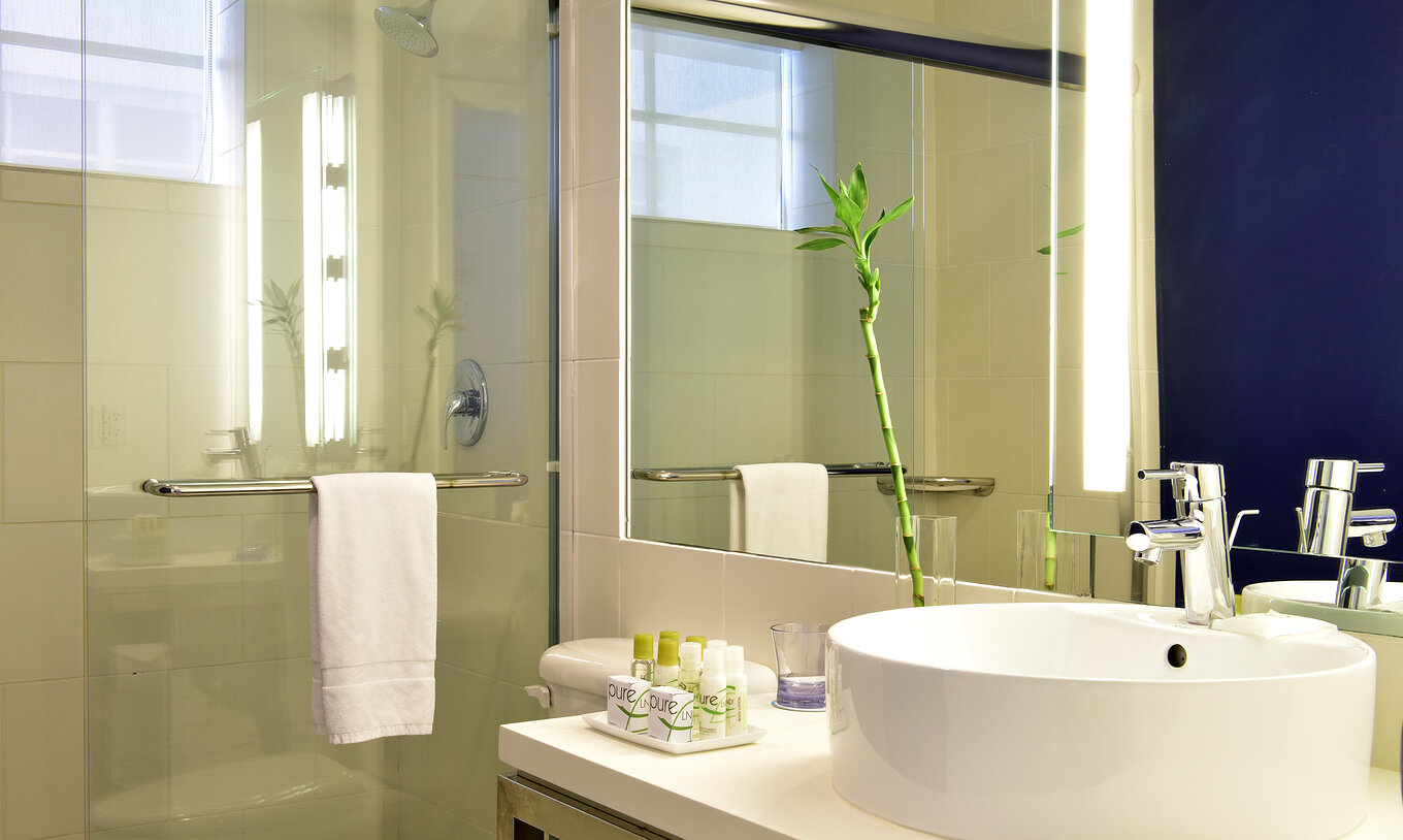 O Clássico King - Para Pessoas com Mobilidade Reduzida do Pestana Miami South Beach conta com lavatório, espelho, toalhas e sanita