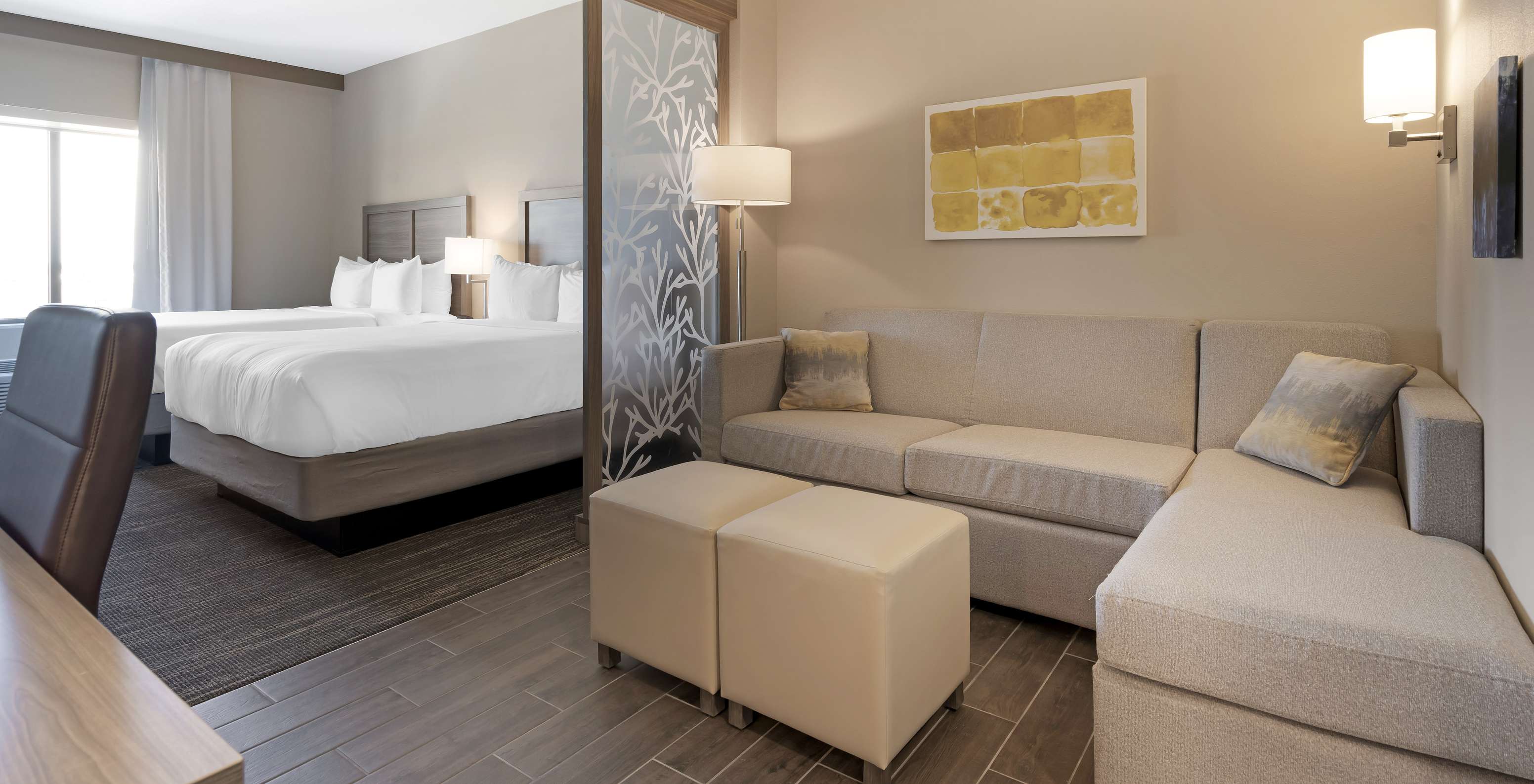 A Suite Dupla Queen do Pestana Orlando Suites Lake Buena Vista tem duas camas de casal, secretária, sofá e candeeiro