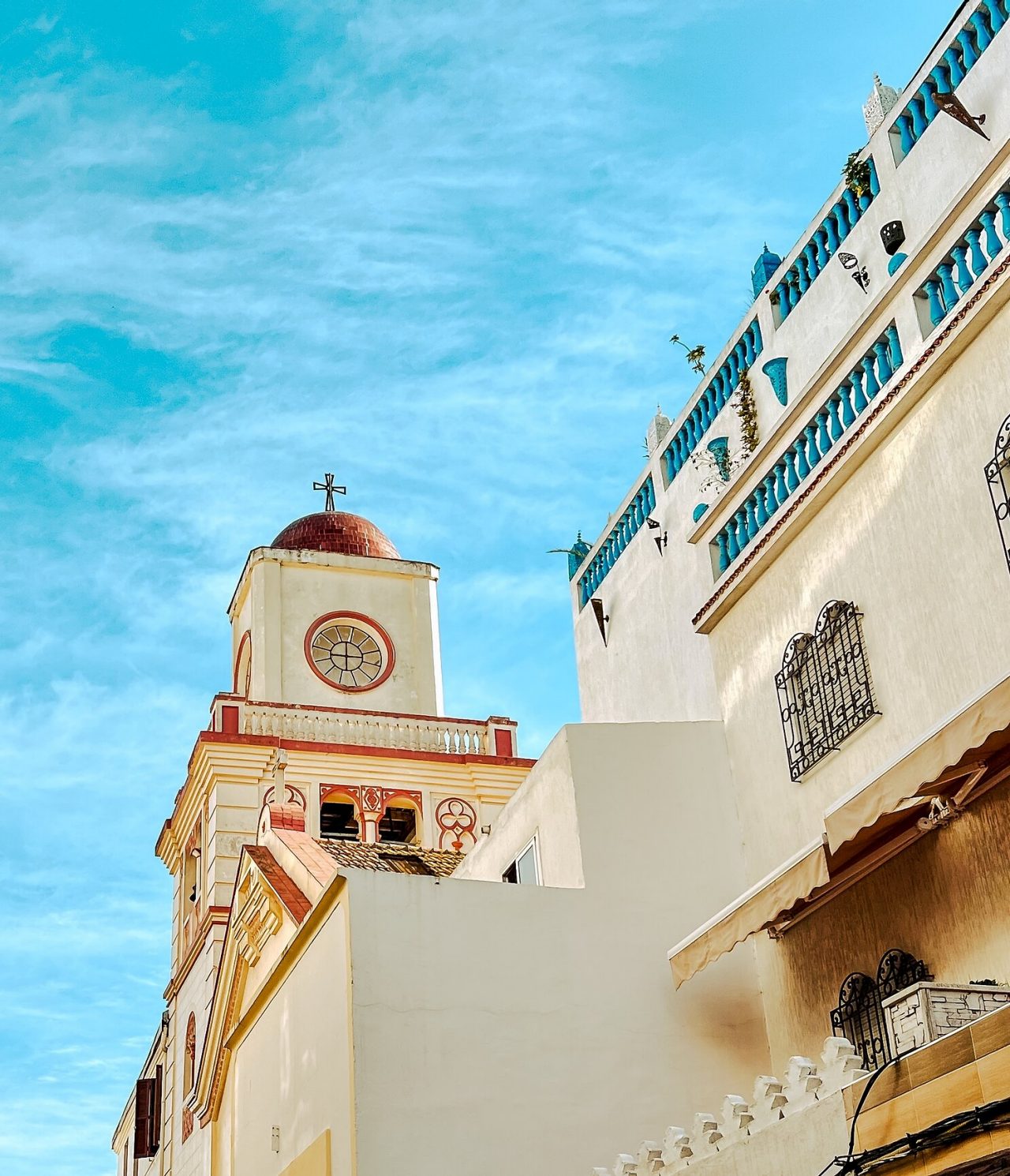 Entdecken Sie die Stadt Tanger und übernachten Sie in einem Pestana Hotel, im Stadtzentrum mit bunten Gebäuden