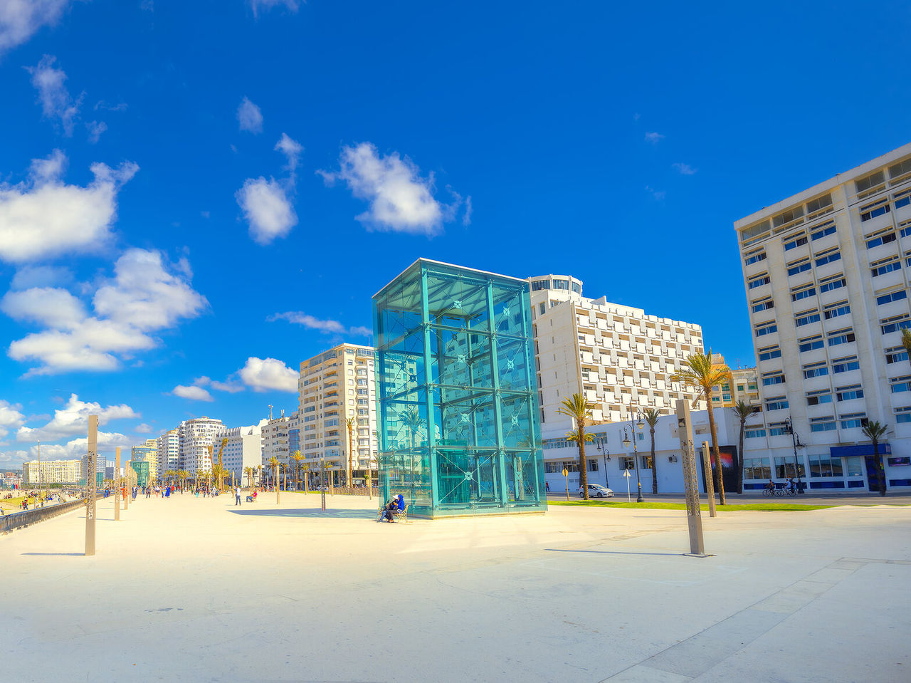 Uferpromenade der Stadt Tanger, mit einem Strand, der den Fußweg vom Meer trennt