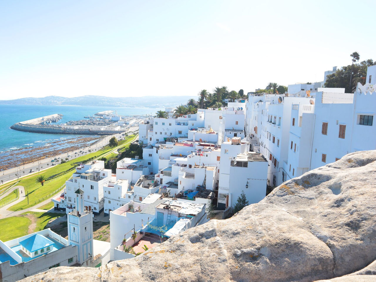 Mit seiner langen Küste ermöglicht Tanger seinen Besuchern, auf dem Seeweg im Hafen der Stadt anzukommen