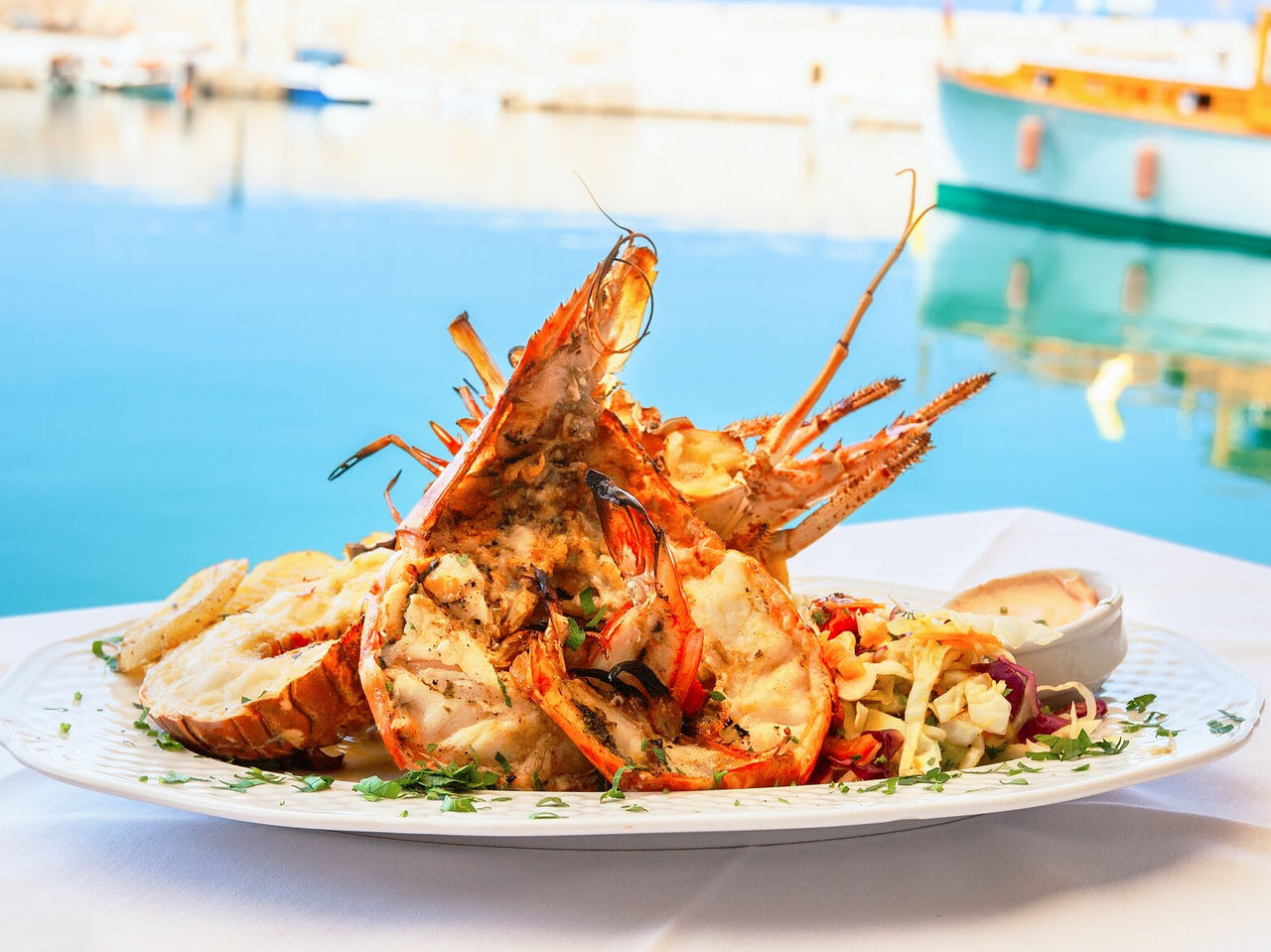 Probieren Sie die Meeresfrüchte von Tanger, auf einem Teller voller gegrillter Garnelen mit Kräutern