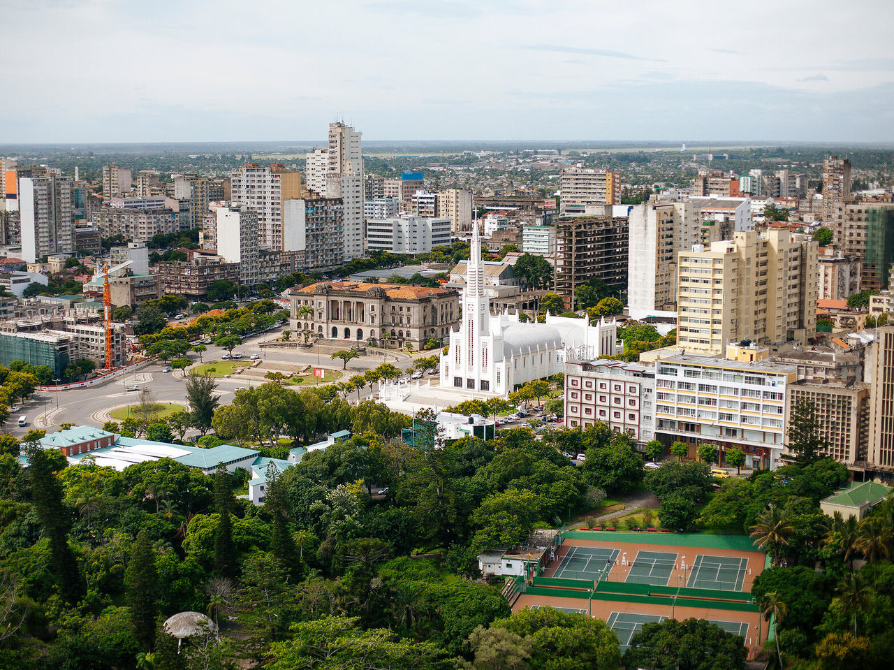 Blick über die kosmopolitische Stadt Maputo, die Hauptstadt von Mosambik mit Gebäuden einer Kathedrale und Grünflächen