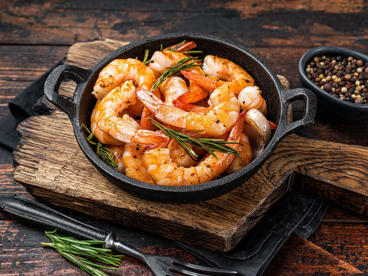 Typische Küche von Maputo, mit einem Garnelengericht und Gewürzen