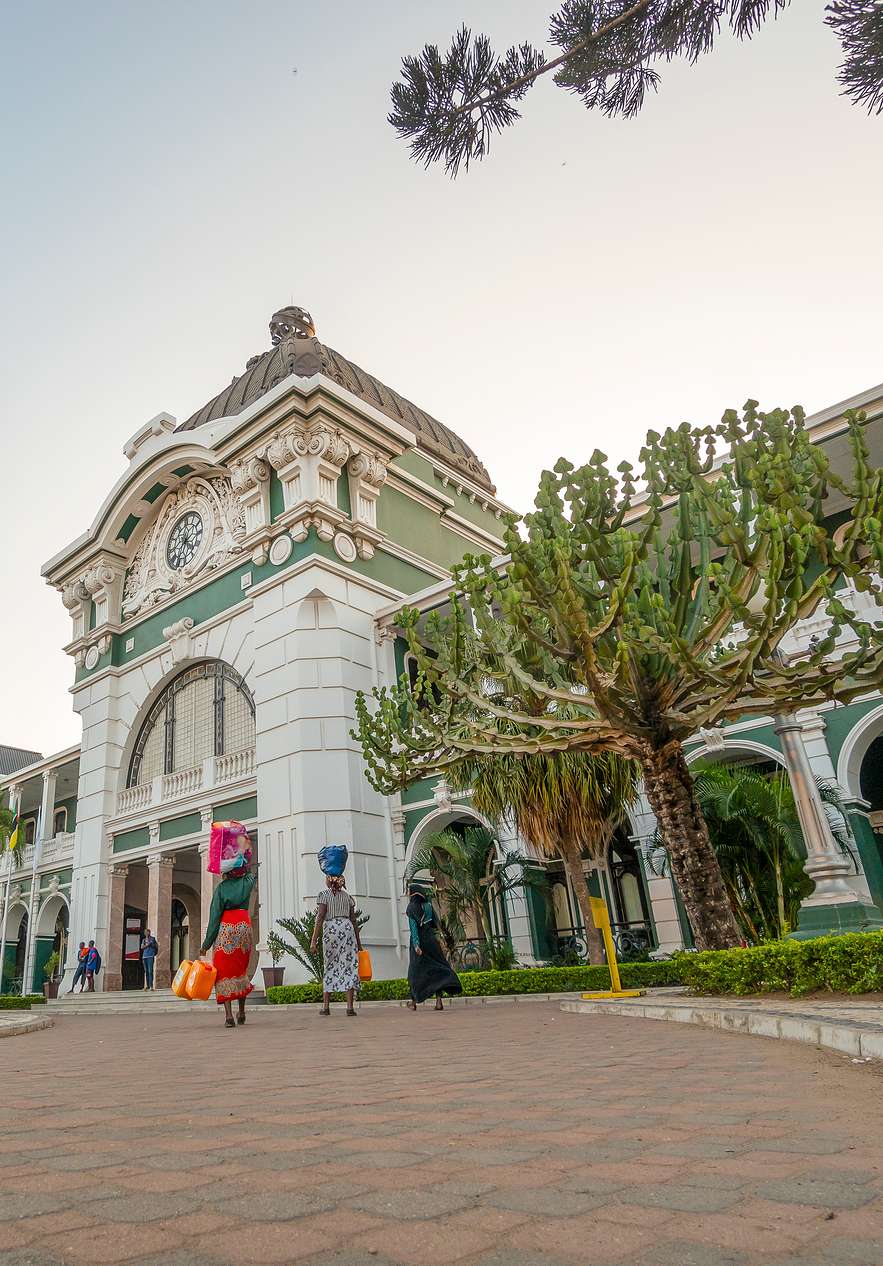 Menschen gehen zur Station von Maputo, einem historischen Wahrzeichen mit klassischer Architektur und ornamentalen Details