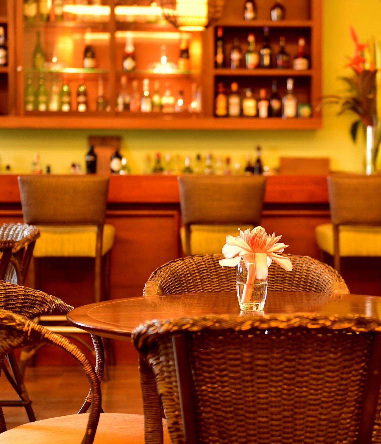 Die Bar Uê D’Omale im 5-Sterne-Resort in São Tomé hat Tische mit Blumen und serviert verschiedene Getränke und Cocktails