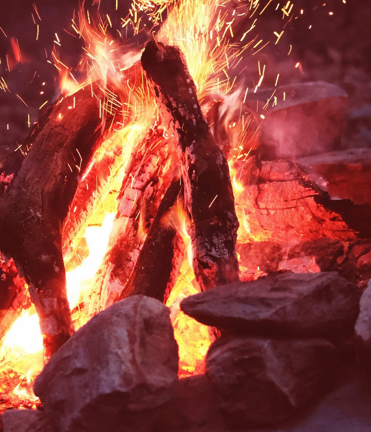 Das Restaurant Boma im 4-Sterne-Hotel im Kruger Park hat ein Lagerfeuer, an dem man sich wärmen kann