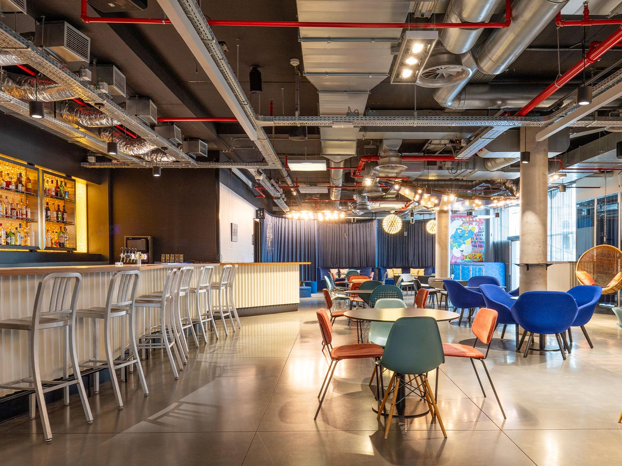 Die Bar des Hotels in Brüssel nahe dem Europäischen Parlament hat eine Theke mit hohen Hockern und runde Tische mit Stühlen