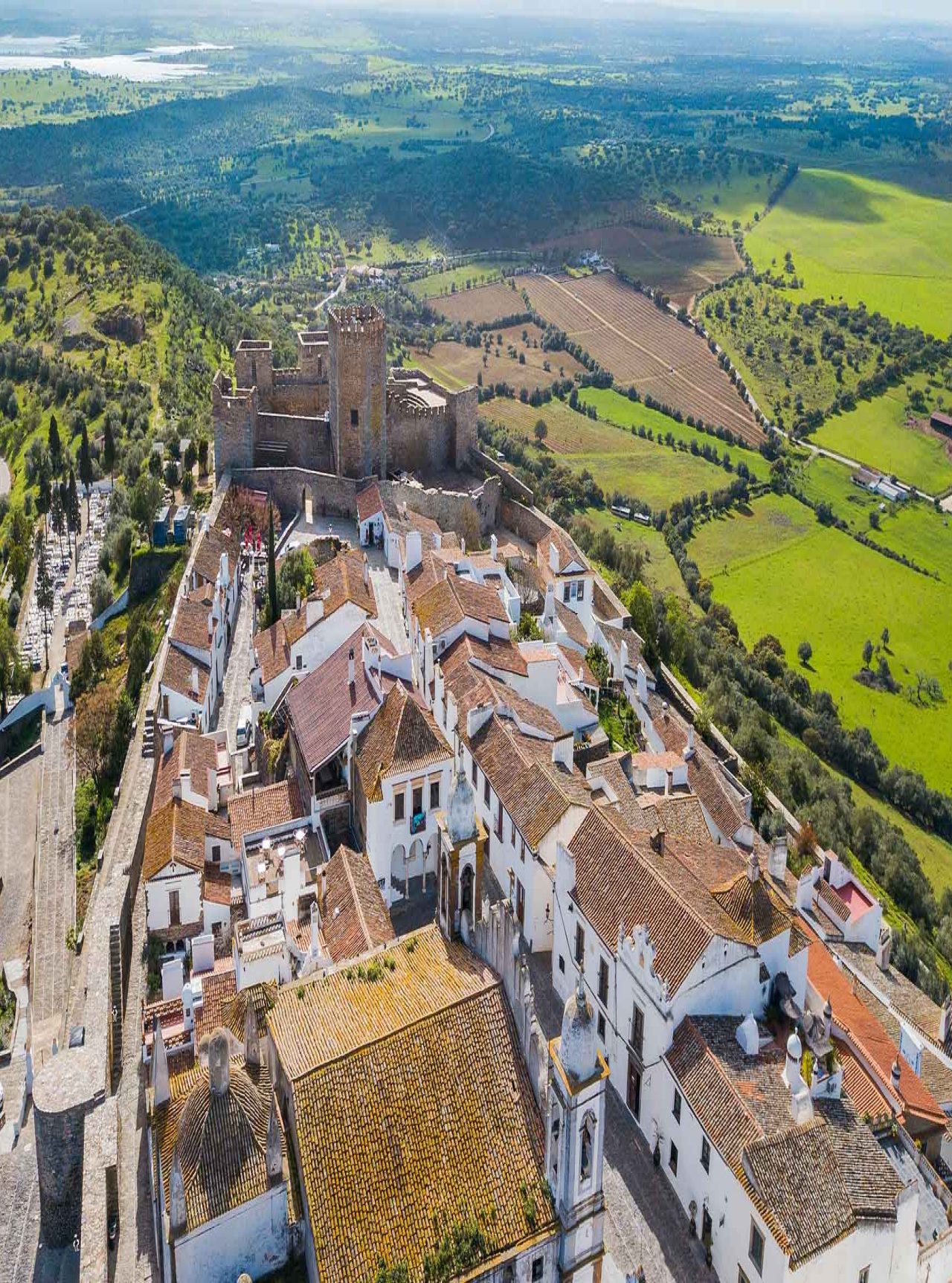 Luftaufnahme des historischen Dorfes Monsaraz im Alentejo mit dem Schloss auf dem Hügel