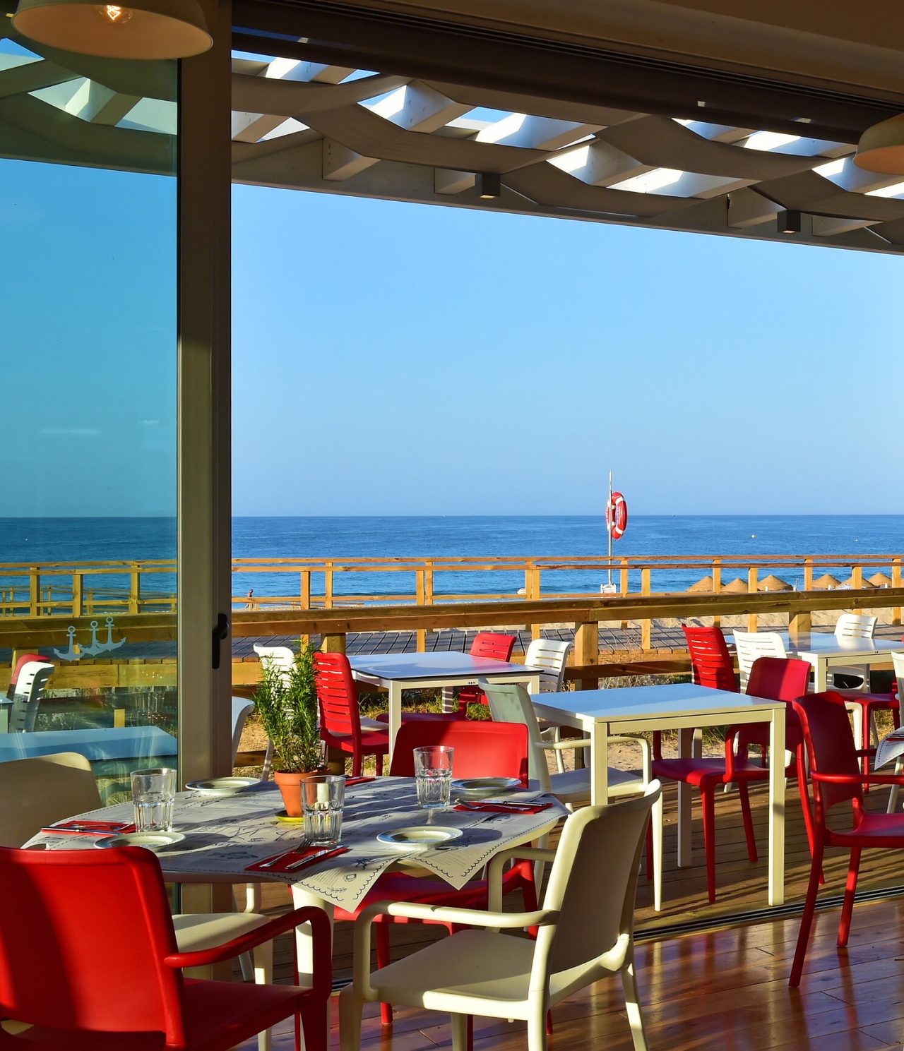 Das Restaurant Sea Deck im Premiumhotel an der Algarve hat eine Terrasse mit Meerblick