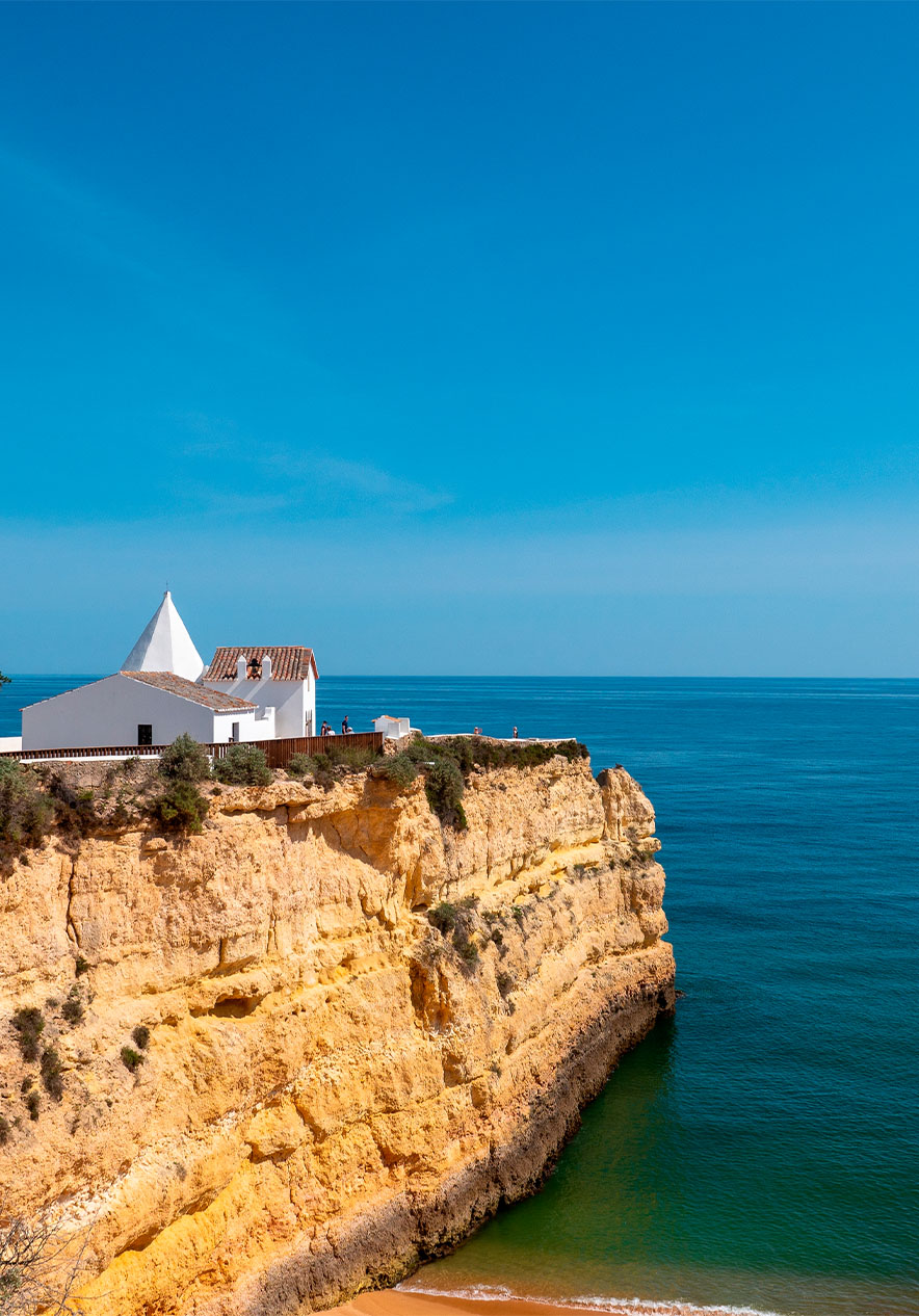 Kapelle Nossa Senhora da Rocha, ein weißer Schrein auf einer Klippe mit Blick auf den Atlantik